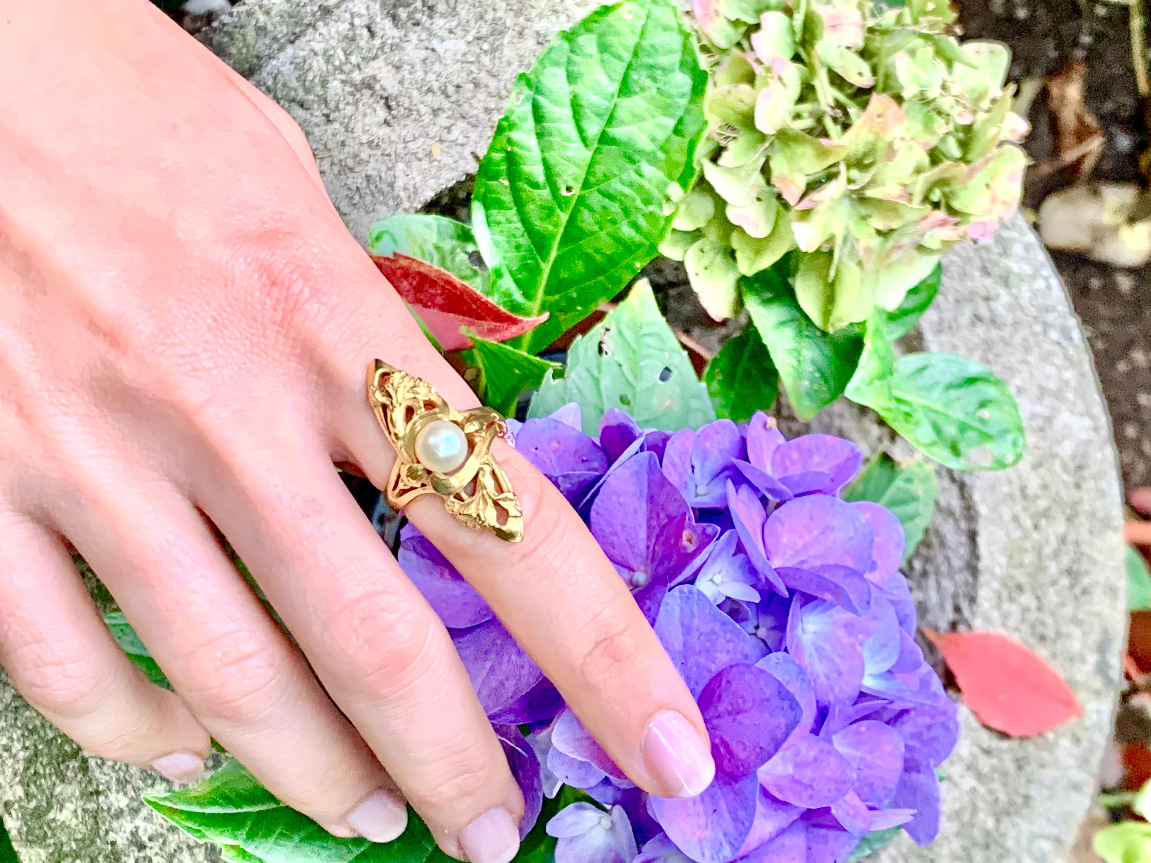 Antiker Jugendstil-Ring mit orientalischen Perlen, 18 Karat Gelbgold, 18 Karat Gelbgold, Irisblütenknospen Damen im Angebot