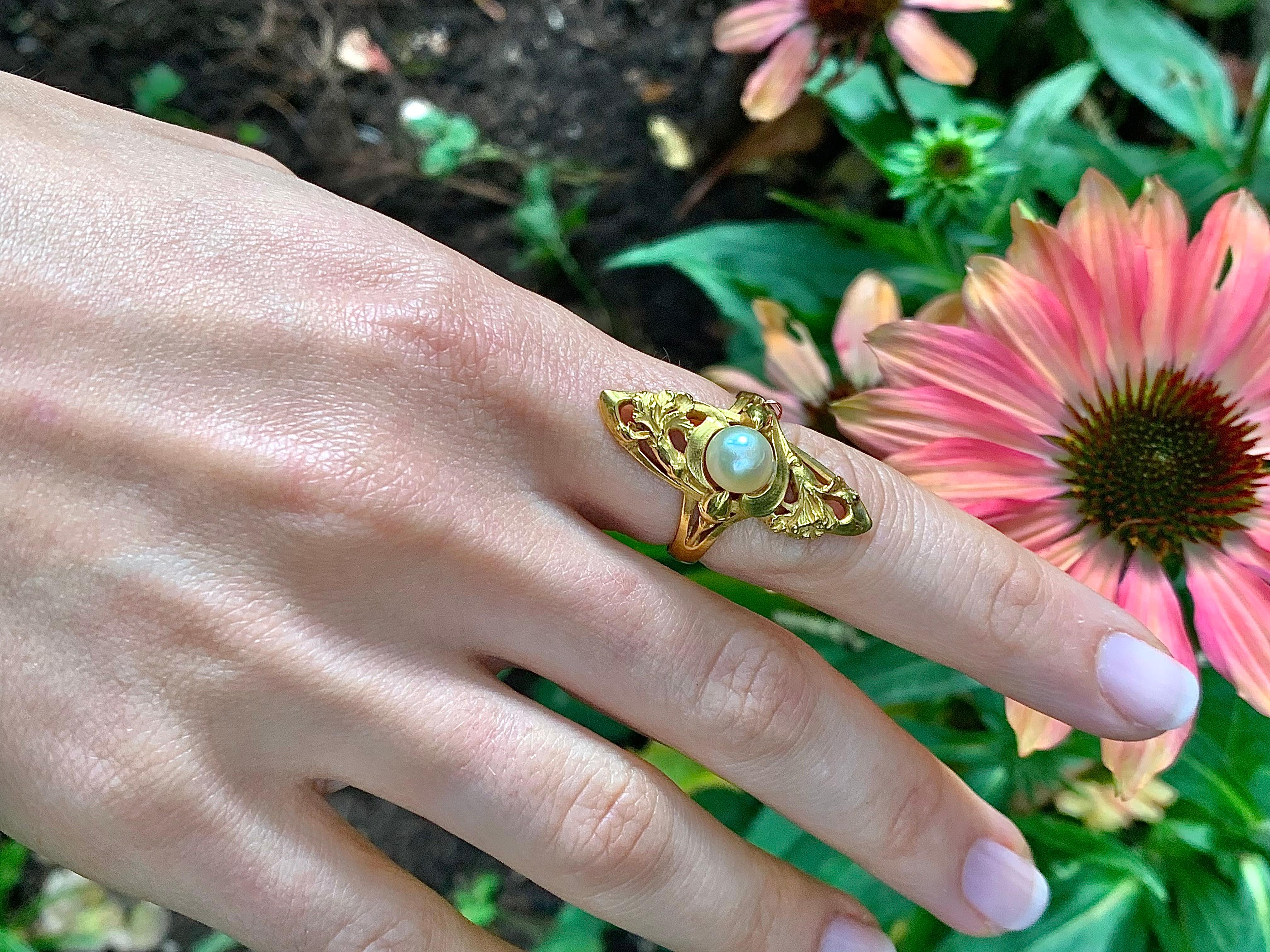 Antique Art Nouveau Ring Iris Flower Buds 18 K Yellow Gold Oriental Pearl France In Good Condition For Sale In Munich, Bavaria