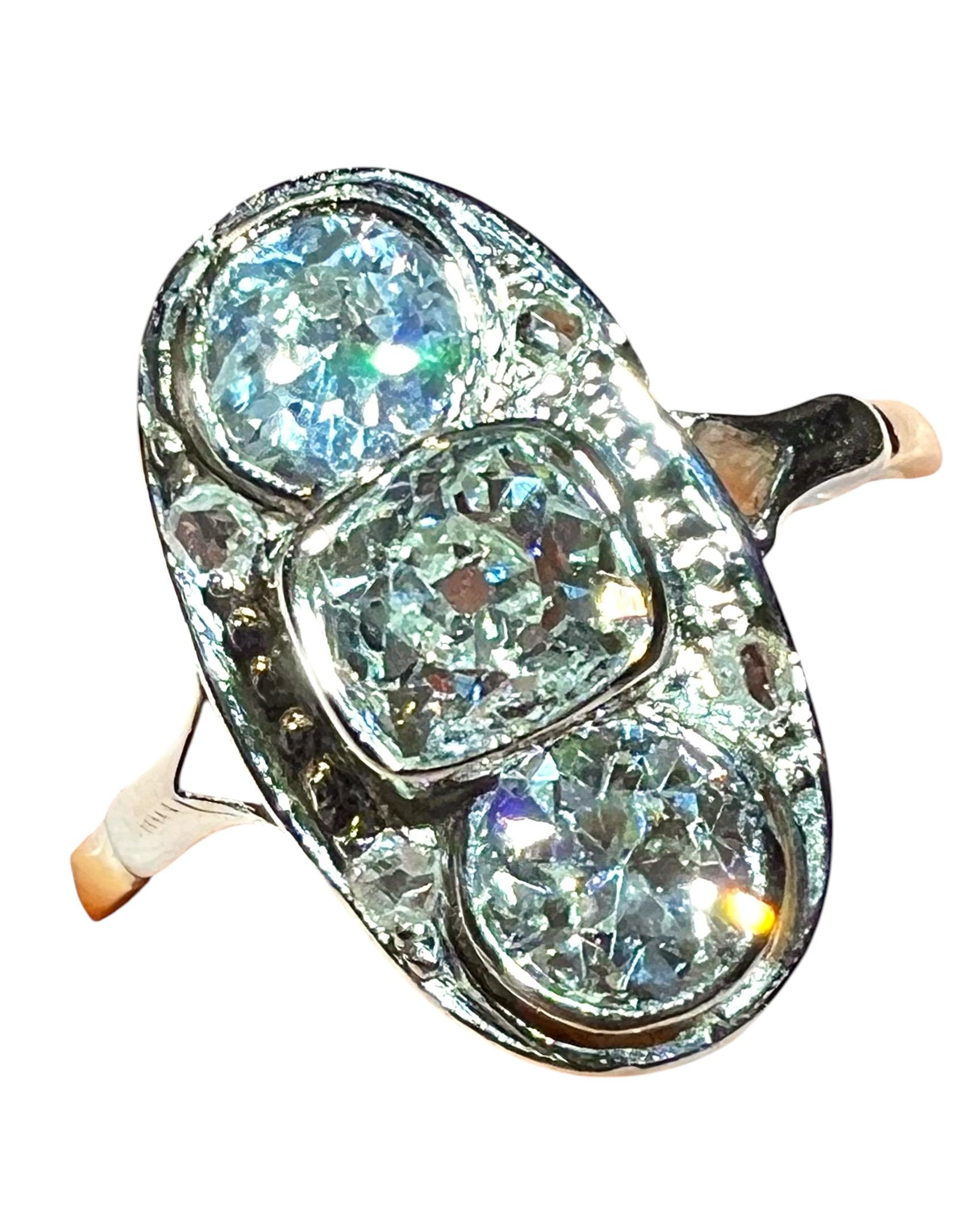 Delizioso anello risalente agli inizi del XX secolo, in oro 18 carati, con tre diamanti taglio cuscino per un totale di 0,70 carati e due mezzi tagli antichi di 0,50 carati ciascuno per un totale di 1 carato. 
il lavoro di inseguimento è raffinato,