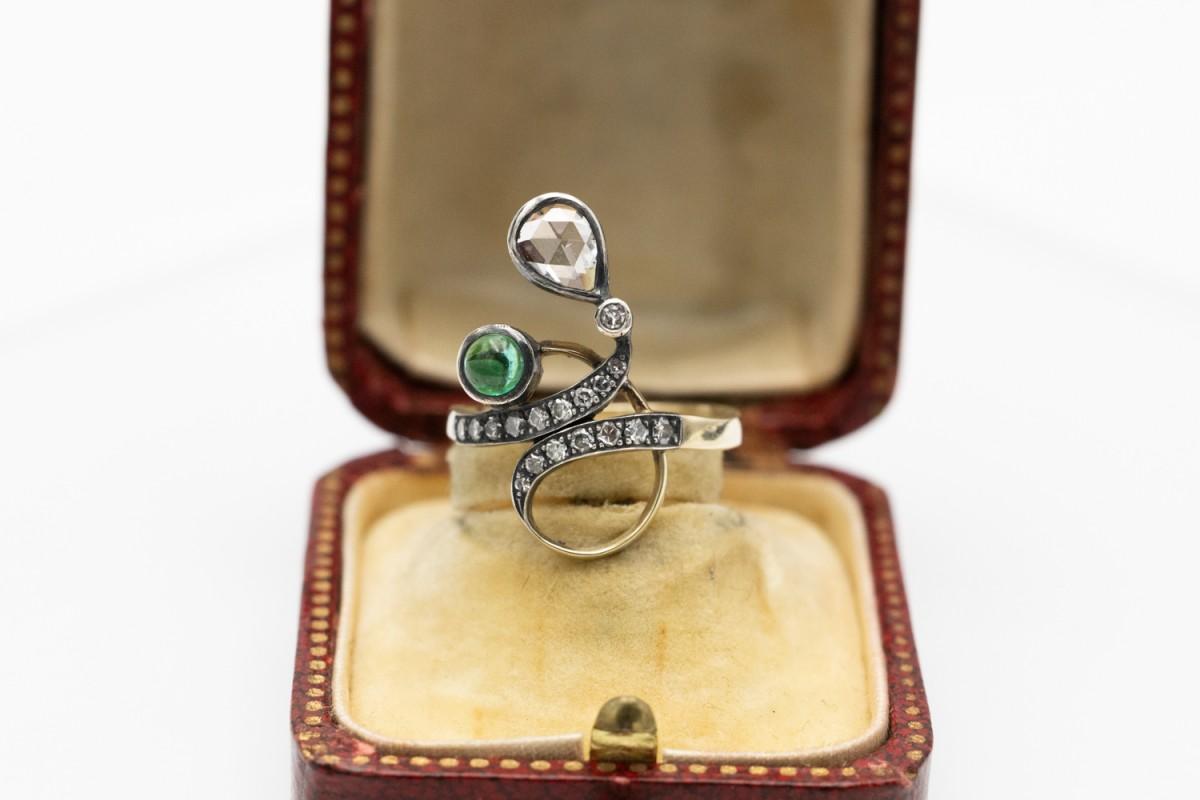 Jugendstilring mit Smaragd und Diamanten, um 1900. (Art nouveau) im Angebot