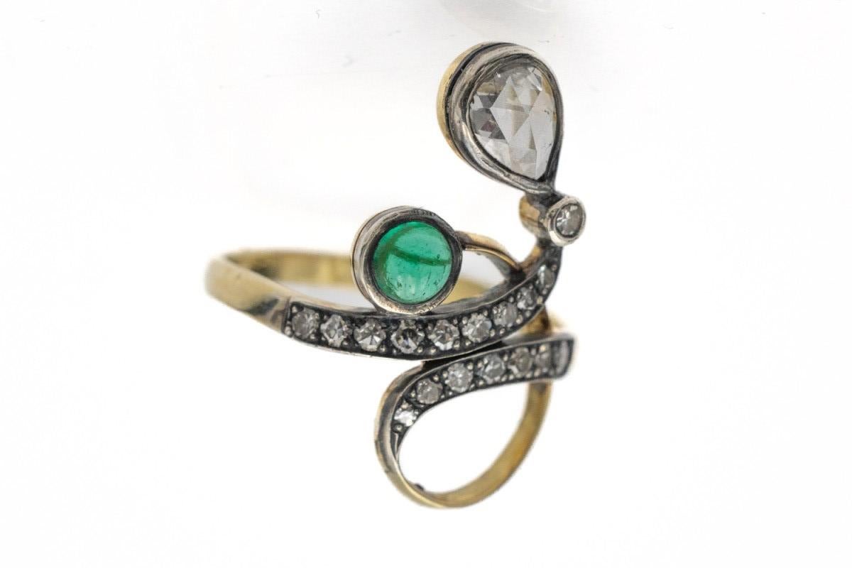 Jugendstilring mit Smaragd und Diamanten, um 1900. Damen im Angebot
