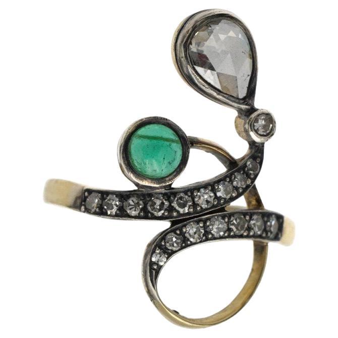 Ein alter Ring mit einer raffinierten Form, klassisch für den Jugendstil, der an der Wende vom 19. zum 20.

Herkunft: wahrscheinlich Österreich / Hundary, um die Wende vom 19. zum 20. Jahrhundert.

Ring aus 14-karätigem Gelbgold (Feingehalt 0,580)