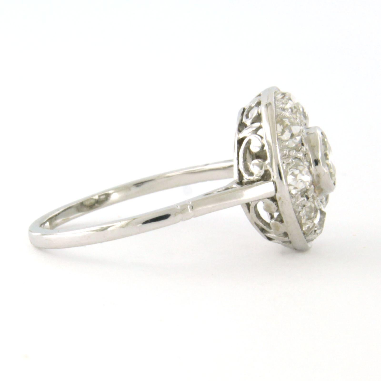 Bague en platine avec des diamants de taille ancienne européenne et ancienne mine, totalisant environ 1,50 ct - G/H - SI/Piq. - taille de la bague US 7.25 - EU 17.5(55)

Description détaillée

La partie supérieure de l'anneau mesure 1,3 cm de large