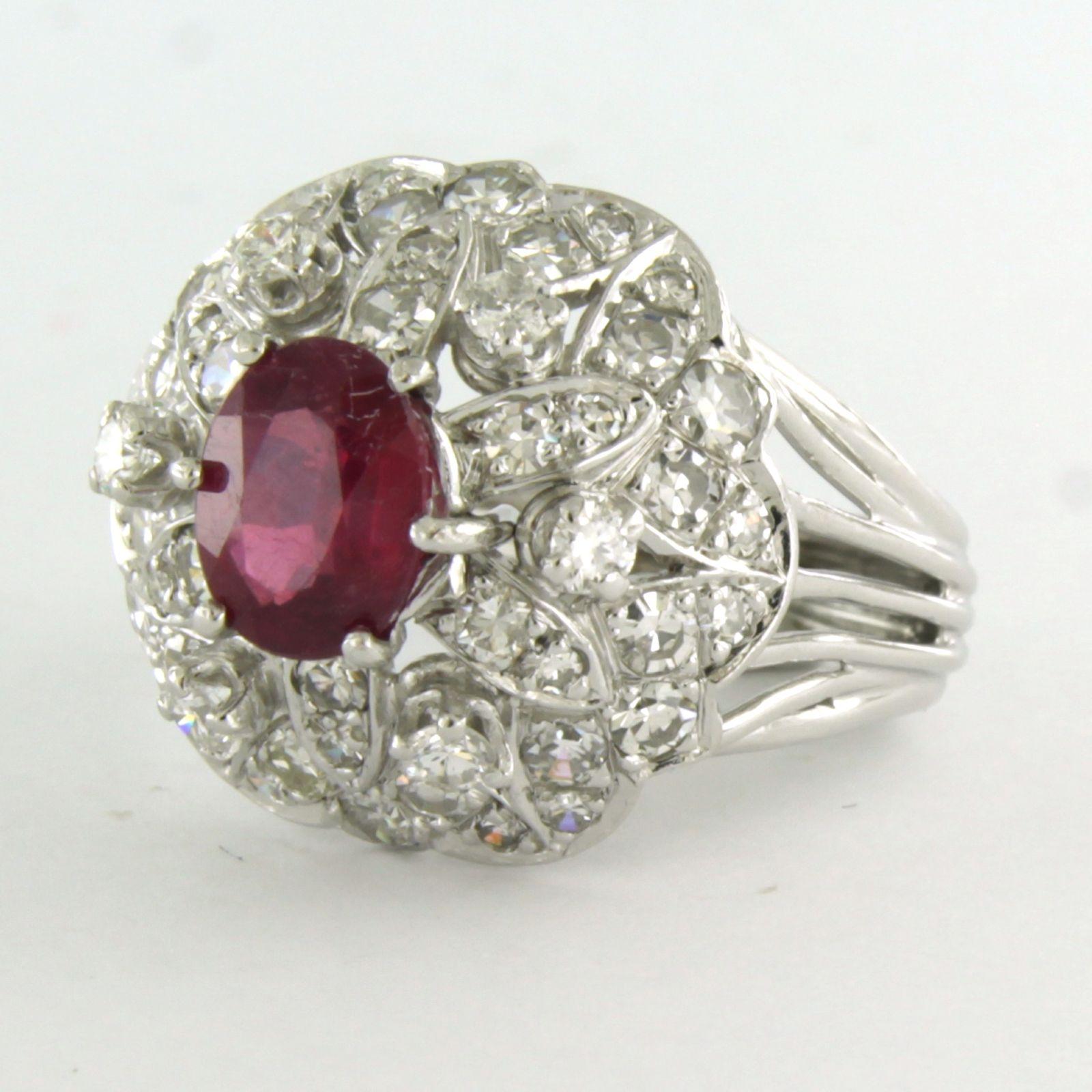 Bague en platine sertie d'un rubis central jusqu'à 1.05ct et d'un entourage de diamants brillants et taille unique jusqu'à 1.00ct - F/G - VS/SI - taille de bague US 5.5 - EU 16 (50)

description détaillée

le haut de l'anneau mesure 1,7 cm de large