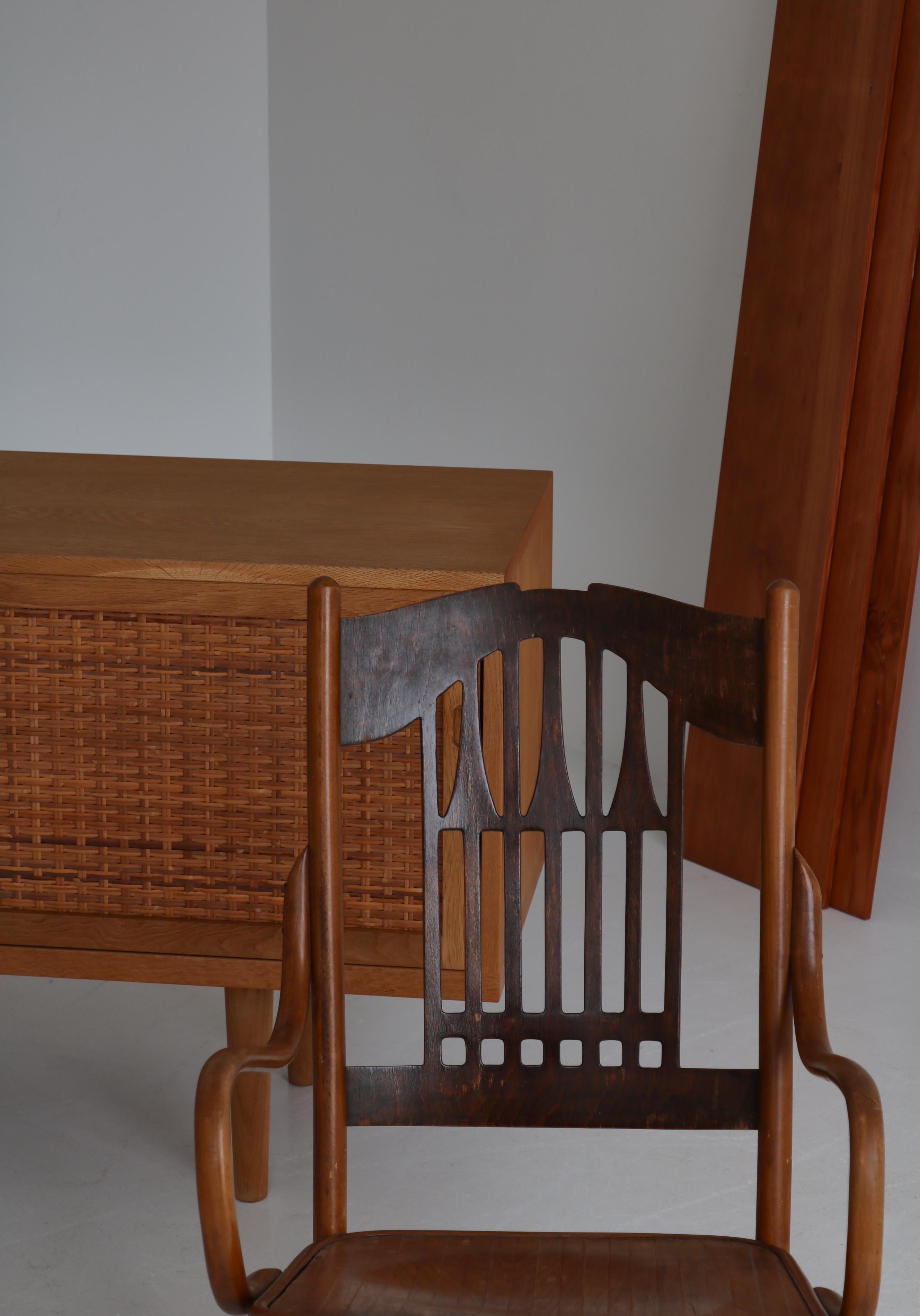 Amazing and rare Art Nouveau bentwood rocking chair designed by Gustav Siegel (1880-1970) for Jacob and Josef Kohn of Vienna, Austria, circa 1904. The chair is made from bentwood stained in two different color tones and features an impressive carved