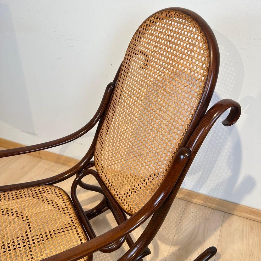 Jugendstil Rocking Chair by Thonet, Stained Beech, Weave, Austria circa 1910 For Sale 3