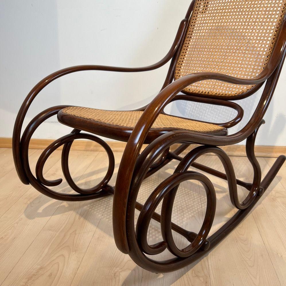 Jugendstil Rocking Chair by Thonet, Stained Beech, Weave, Austria circa 1910 In Good Condition For Sale In Regensburg, DE