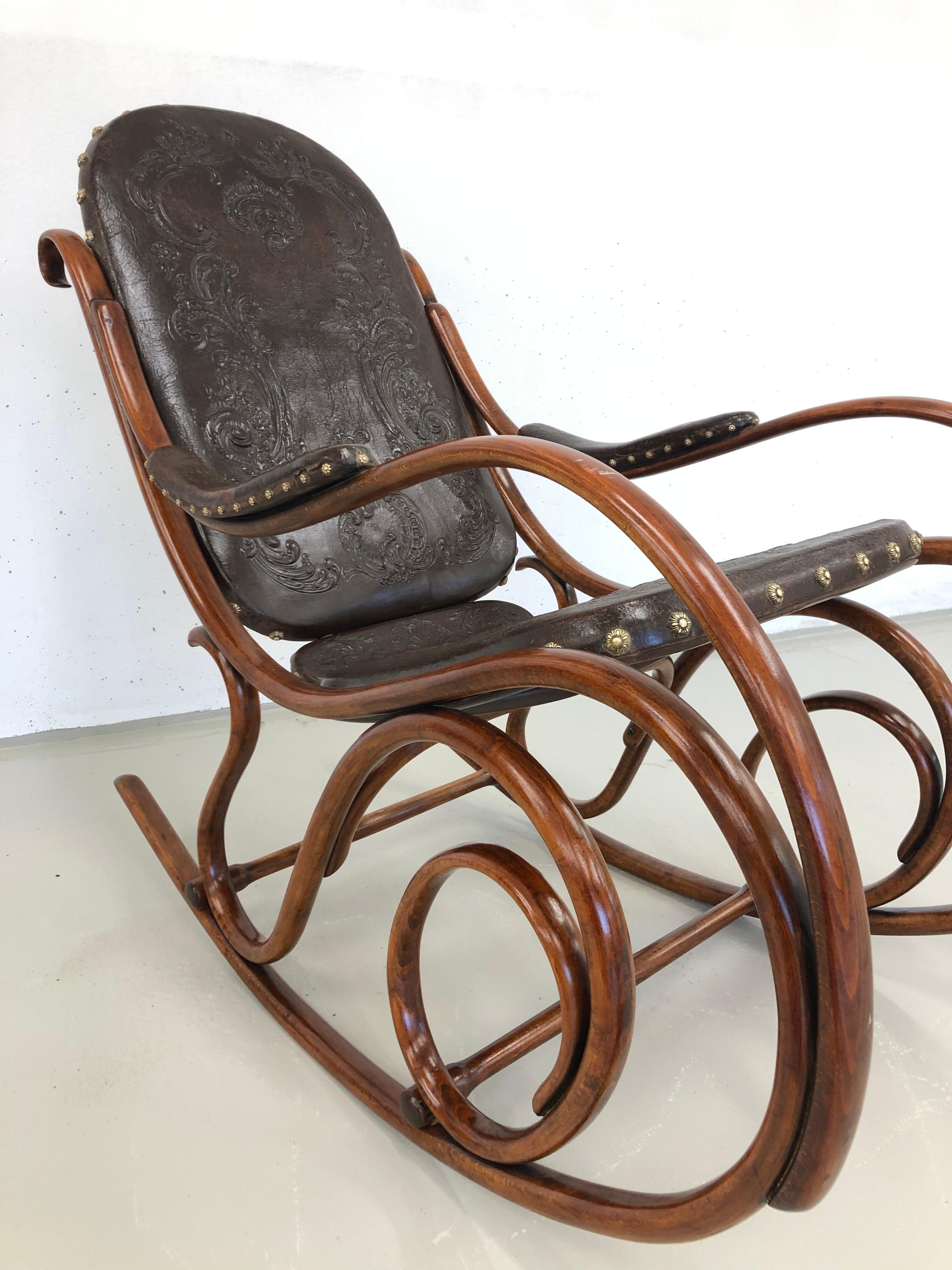 This is really special because the rocking chair is made 
between 1900 and 1910 and has original flawless leather. The furniture has a label. It burns a Wien Thonet label that is unique. High quality because I restored and re-treated the surface