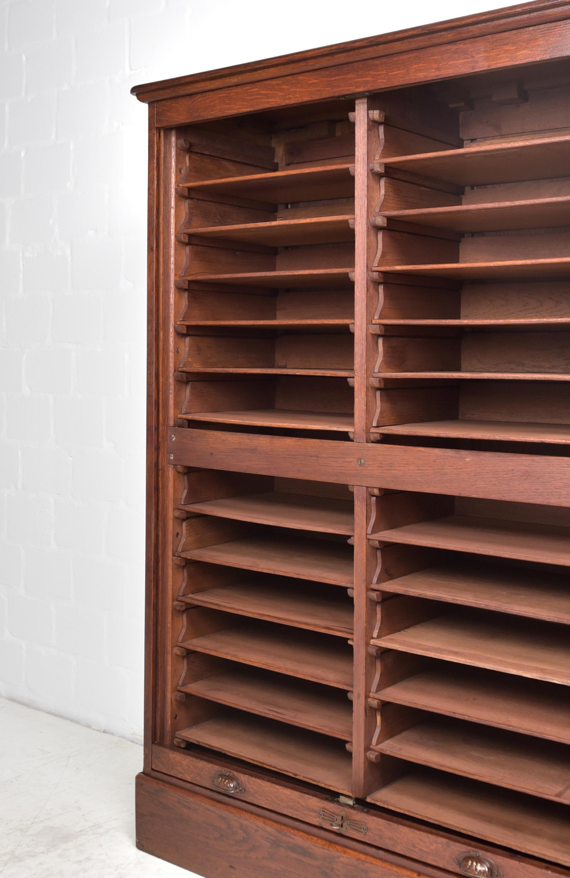 Rollladenschrank restauriert Jugendstil um 1910 Eiche Büroschrank

Merkmale:
Breites Modell mit Rollladen und zwei Reihen mit je 11 Schubladen
Hohe Qualität
Massive Schubladen ausziehbar
Originalschloss und Beschläge
Sehr schöne Patina
Sehr gut