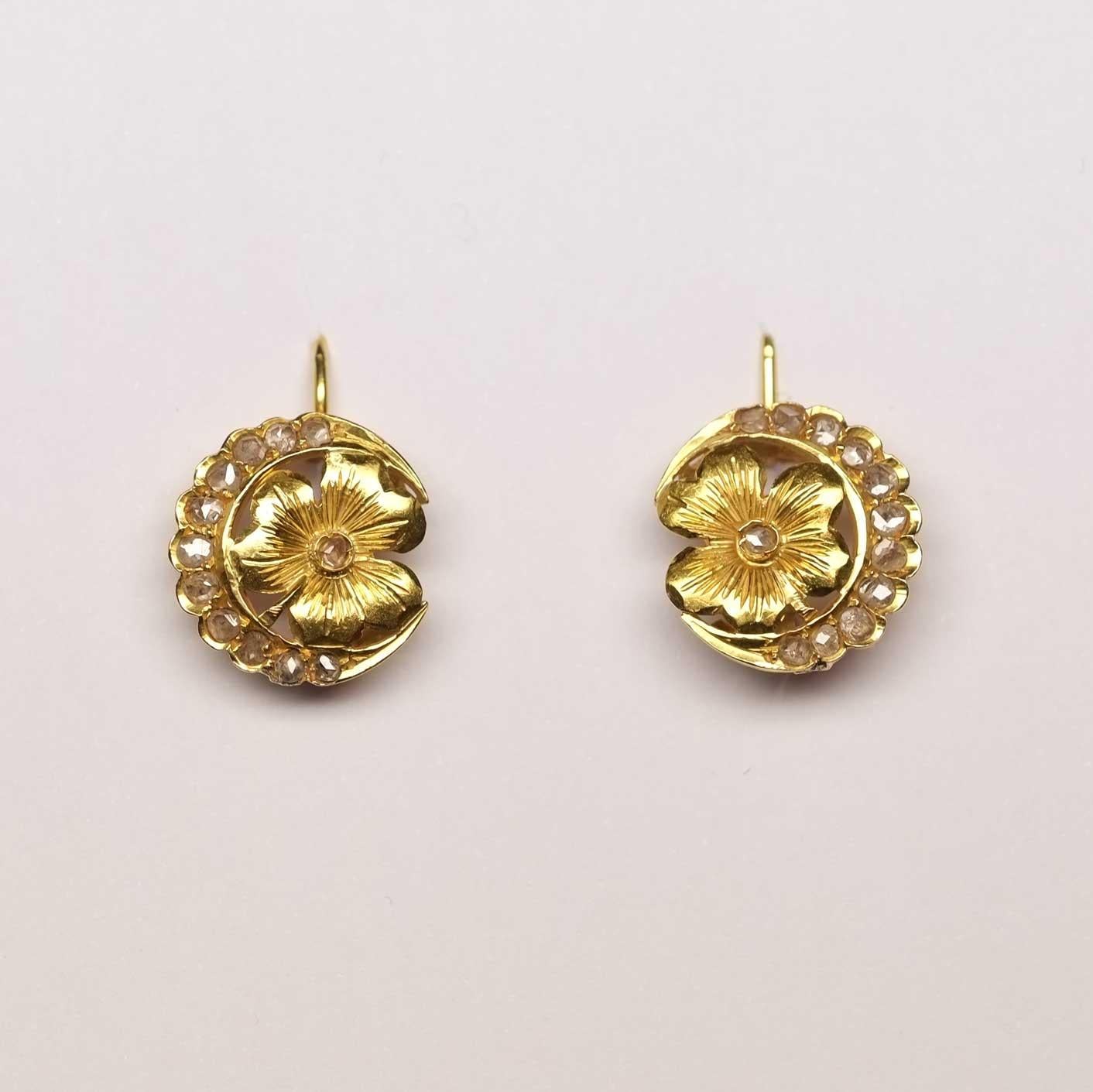Floral design Art Nouveau earrings set in gold with rose cut diamonds. Lever back fastening.

Highlights
- Gold 18ct
- Rose cut diamonds
- Art Nouveau period 1900s c.a.

Measurements
- Diameter 1.4cm
- Weight 4.5gr