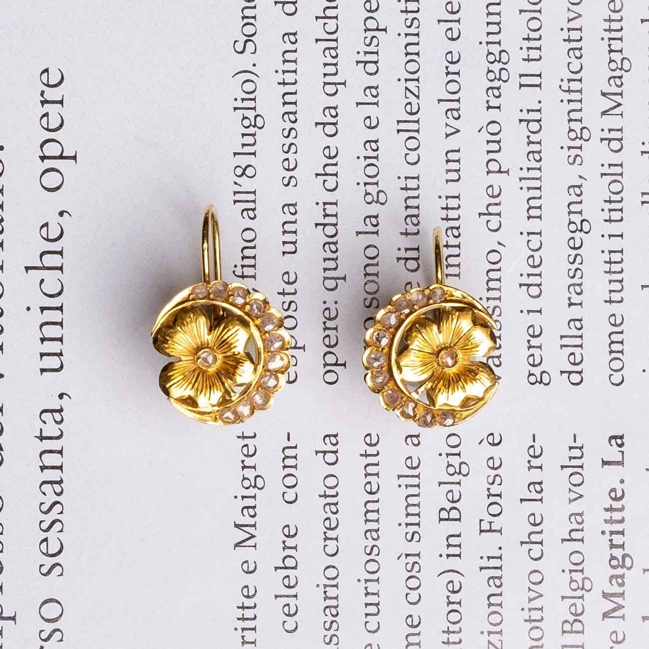 Floral design Art Nouveau earrings set in gold with rose cut diamonds. Lever back fastening.

Highlights
- Gold 18ct
- Rose cut diamonds
- Art Nouveau period 1900s c.a.

Measurements
- Diameter 1.4cm
- Weight 4.5gr