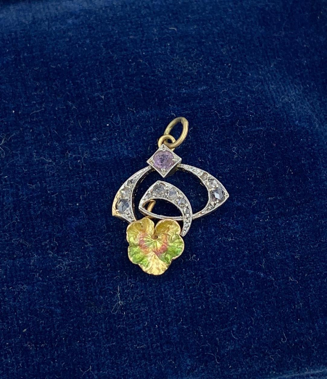 Art nouveau Pendentif Art Nouveau en or 14 carats à breloque en forme de nénuphar avec améthyste et diamant taille rose en vente