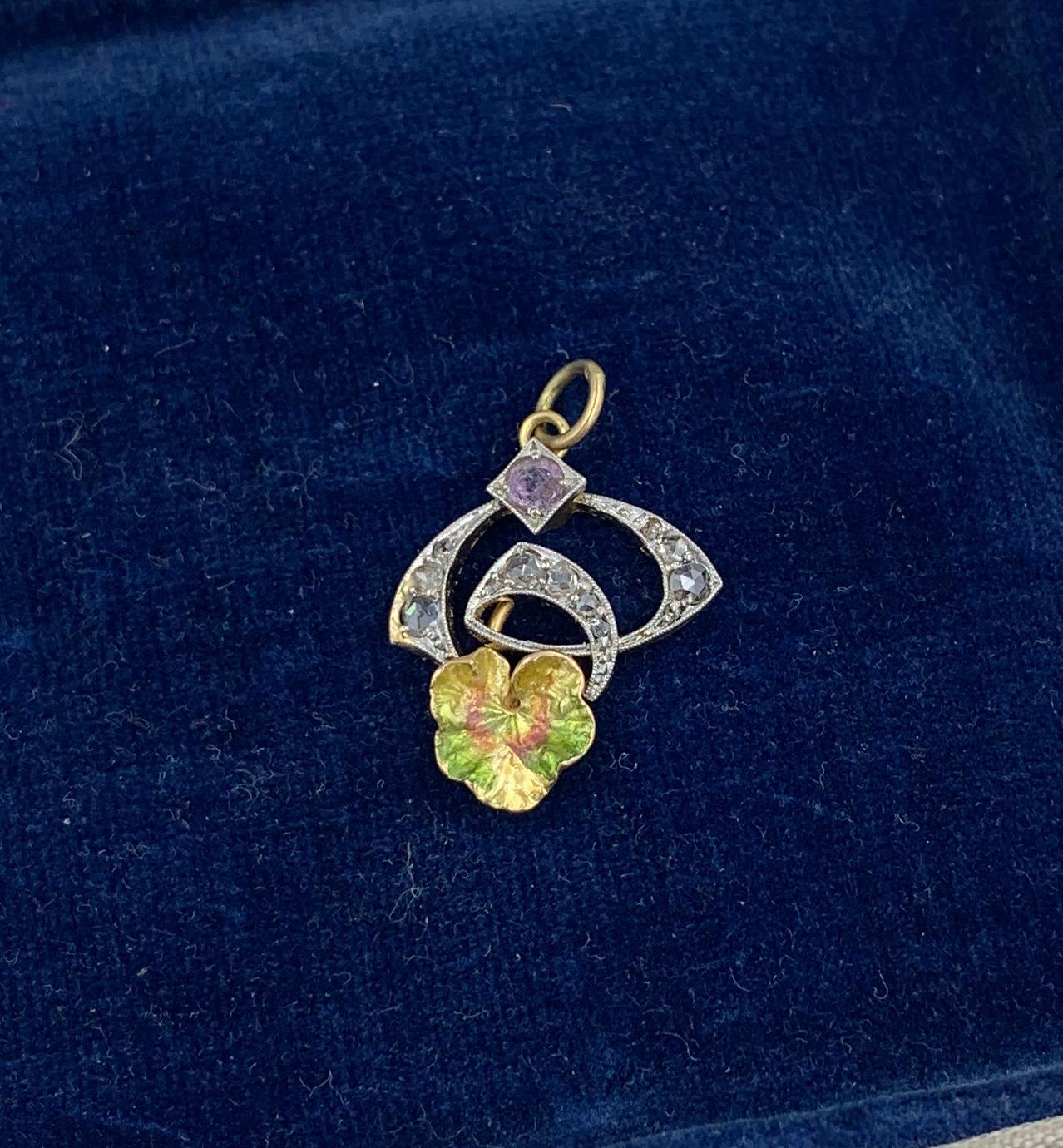 Pendentif Art Nouveau en or 14 carats à breloque en forme de nénuphar avec améthyste et diamant taille rose Excellent état - En vente à New York, NY