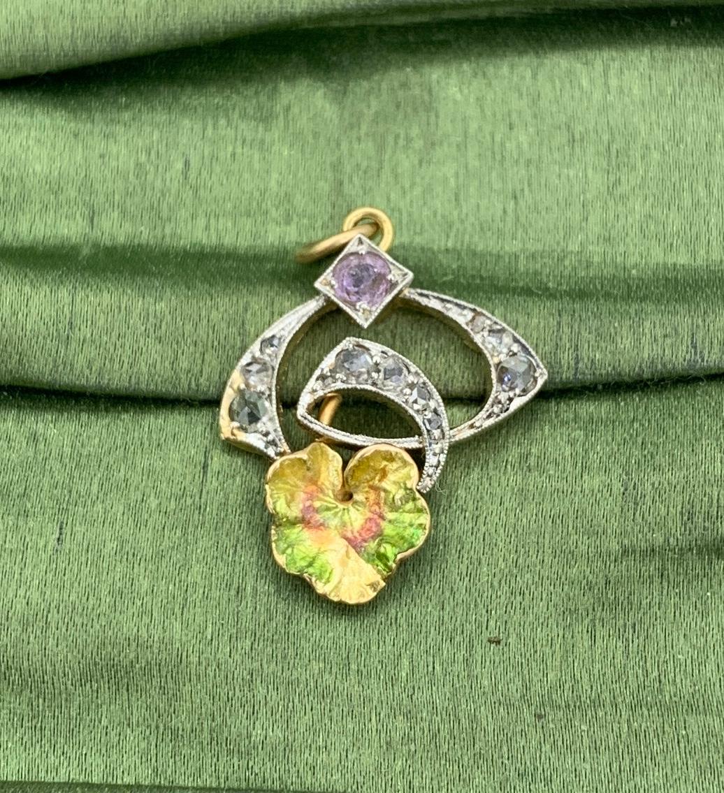 Pendentif Art Nouveau en or 14 carats à breloque en forme de nénuphar avec améthyste et diamant taille rose en vente 1