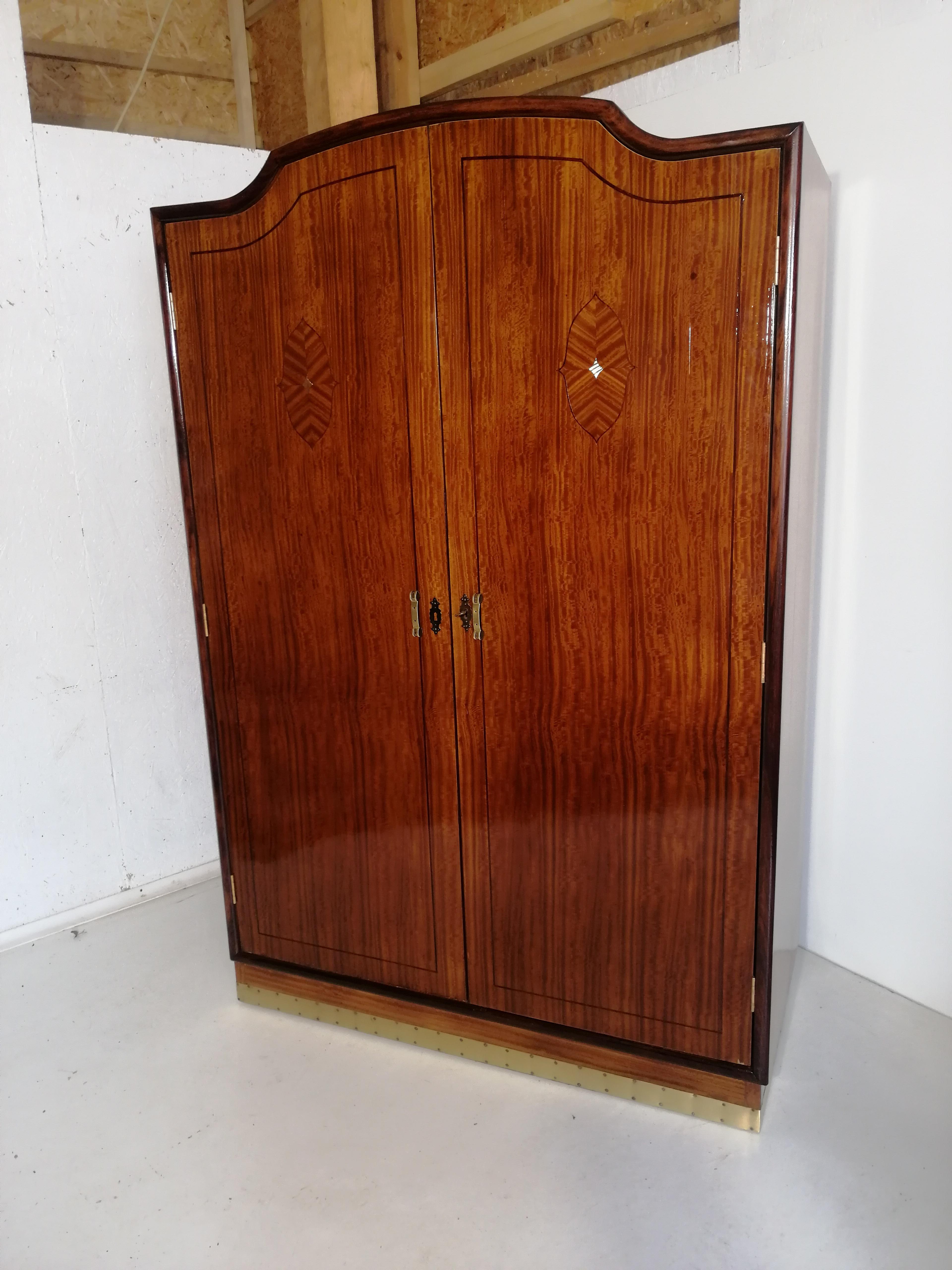 Armoire Art Nouveau en bois de rose en vente