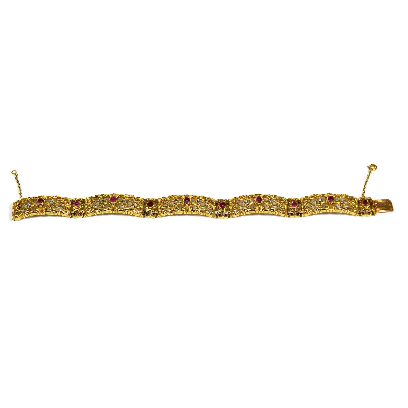 Jugendstil-Rubin-Diamant-Armband aus 18 Karat Gold, Paris um 1890

Dieses sehr dekorative Goldarmband besteht aus massiven, durchbrochenen, floralen und fein ziselierten Gliedern, die mit 10 leuchtend roten Rubin-Cabochons und Diamanten im