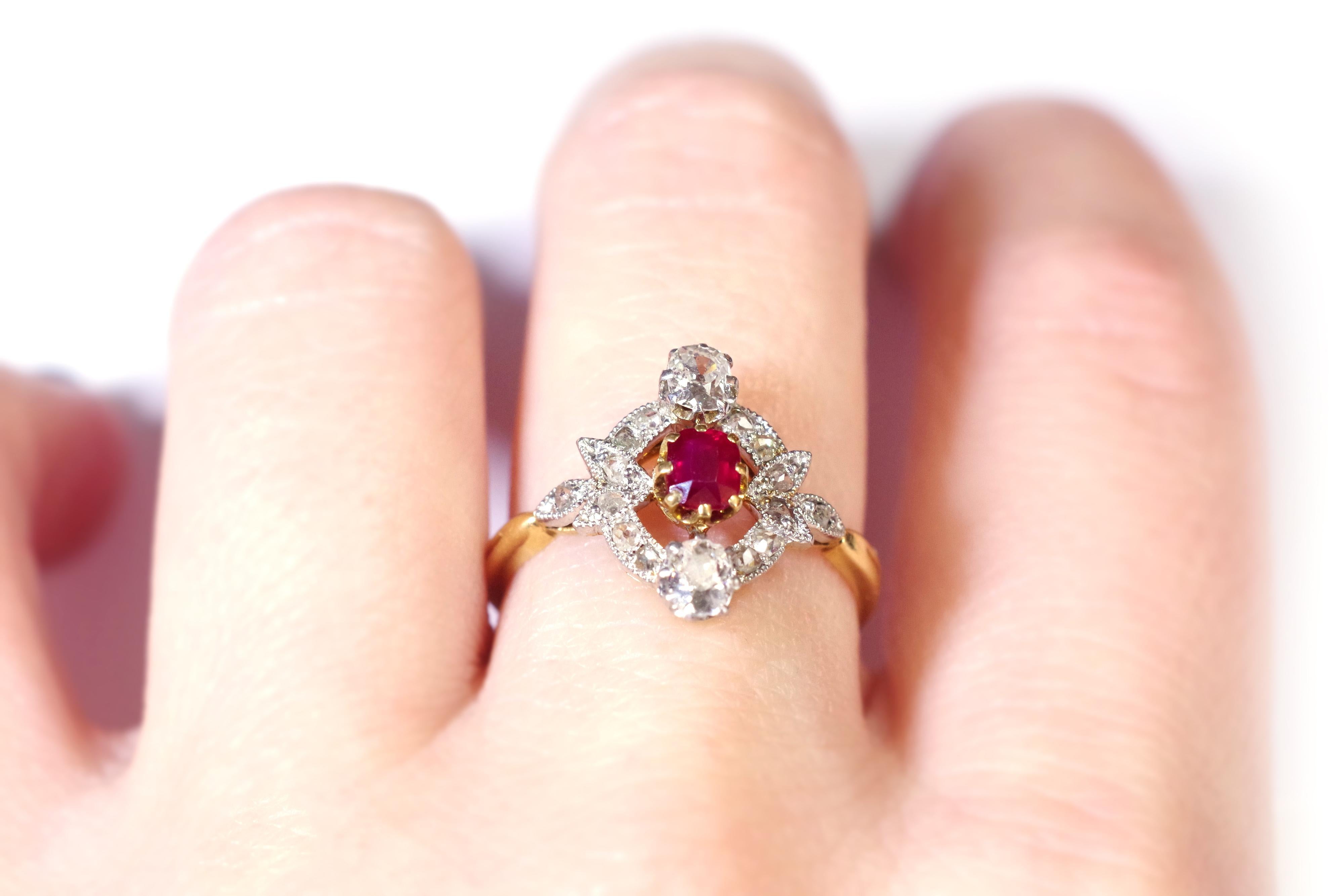 Women's or Men's Art Nouveau ruby ring in 18 karat yellow gold and platinum, pigeon's blood ruby For Sale