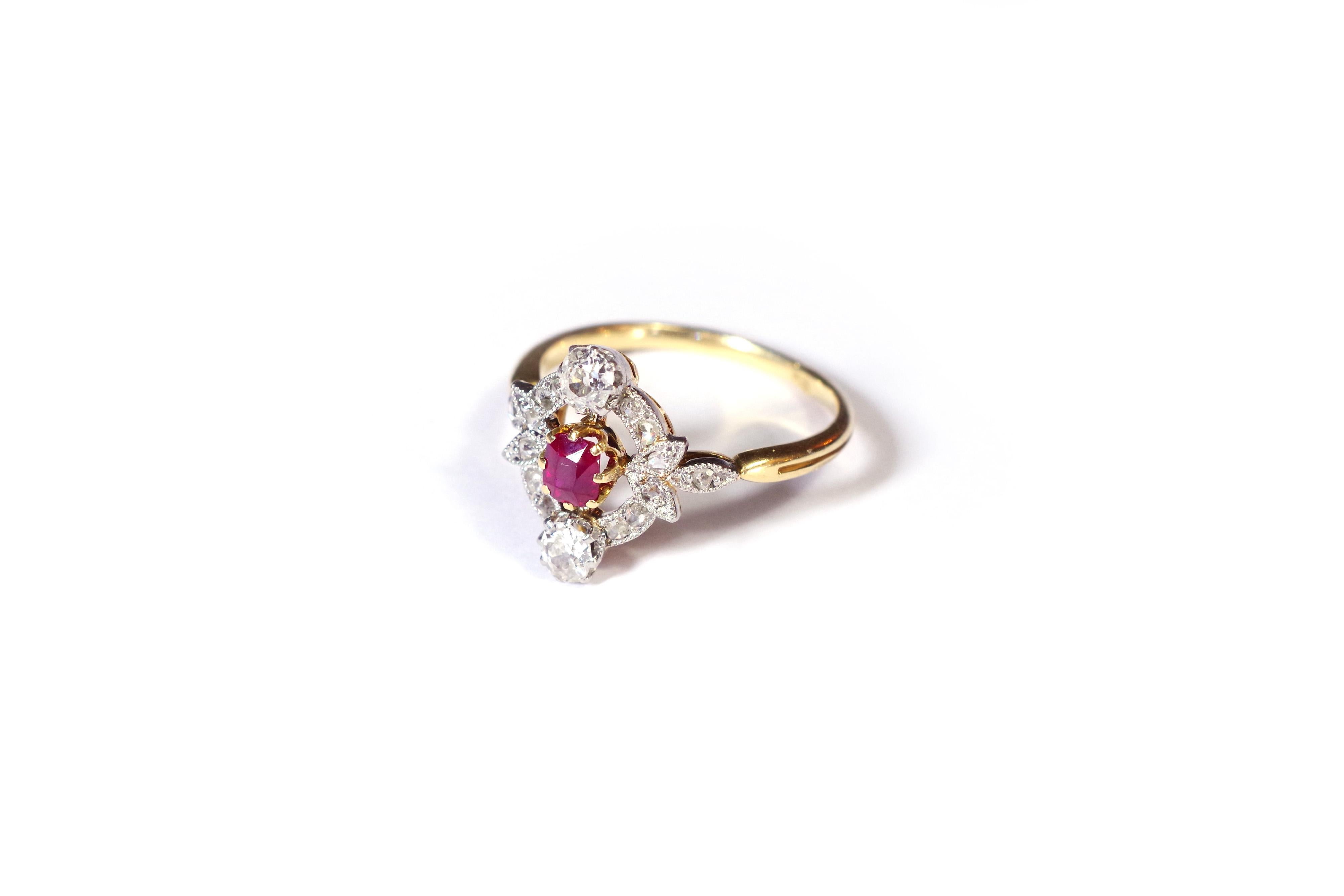 Art Nouveau ruby ring in 18 karat yellow gold and platinum, pigeon's blood ruby For Sale 1