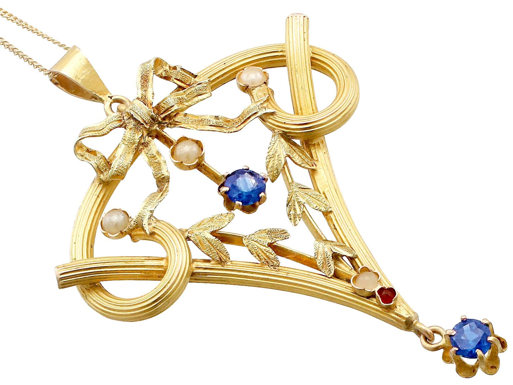 Taglio rotondo Ciondolo Art Nouveau in oro giallo 21k con rubino, zaffiro e perle in vendita