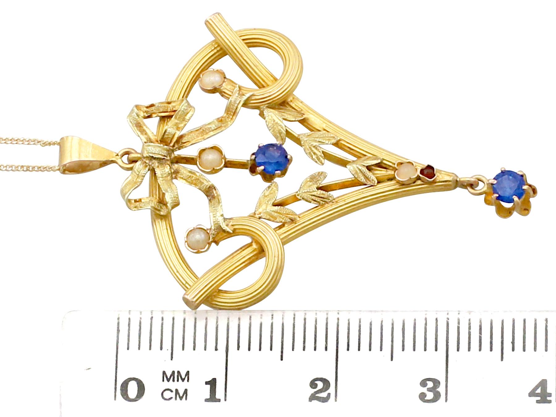 Ciondolo Art Nouveau in oro giallo 21k con rubino, zaffiro e perle in vendita 1