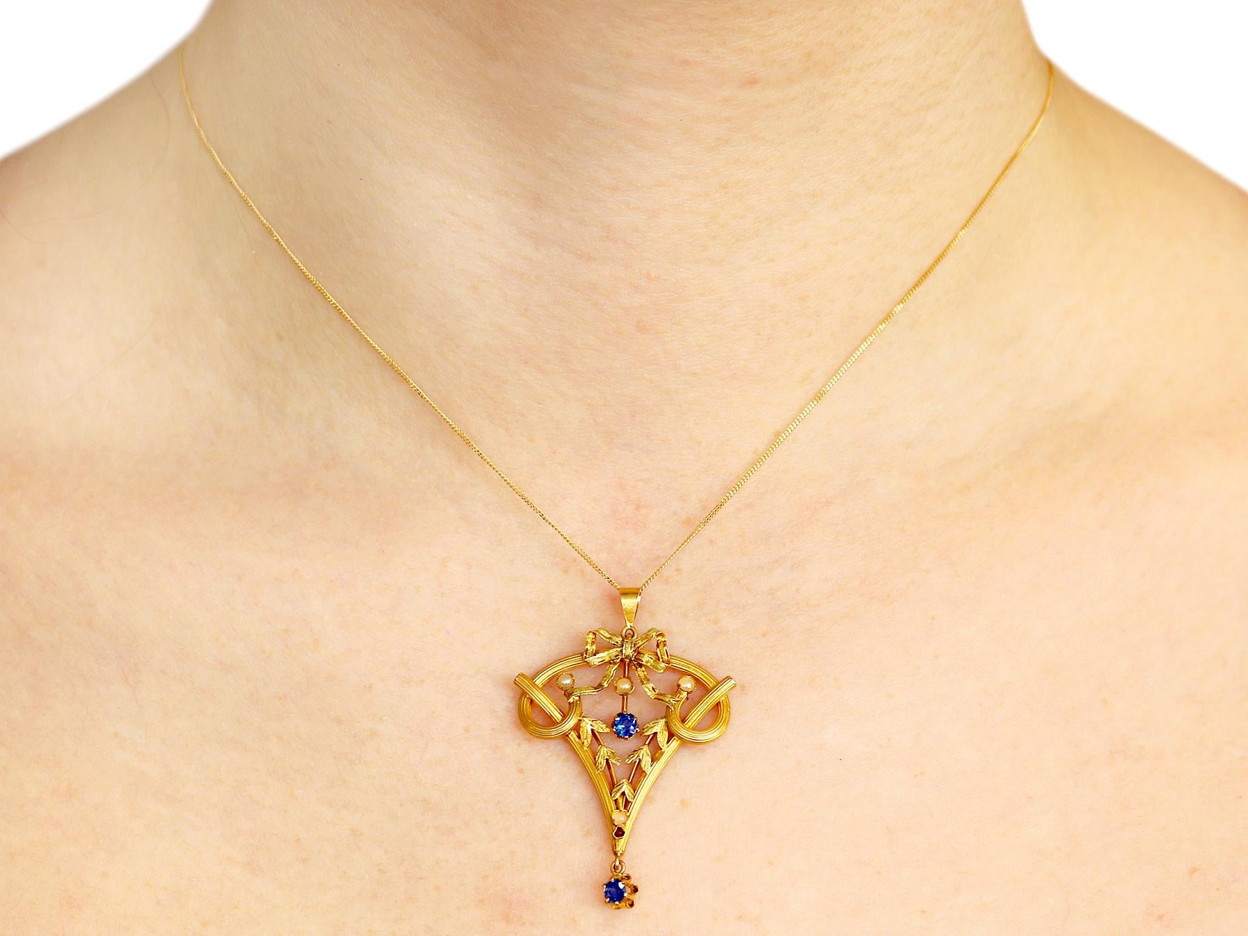 Ciondolo Art Nouveau in oro giallo 21k con rubino, zaffiro e perle in vendita 2