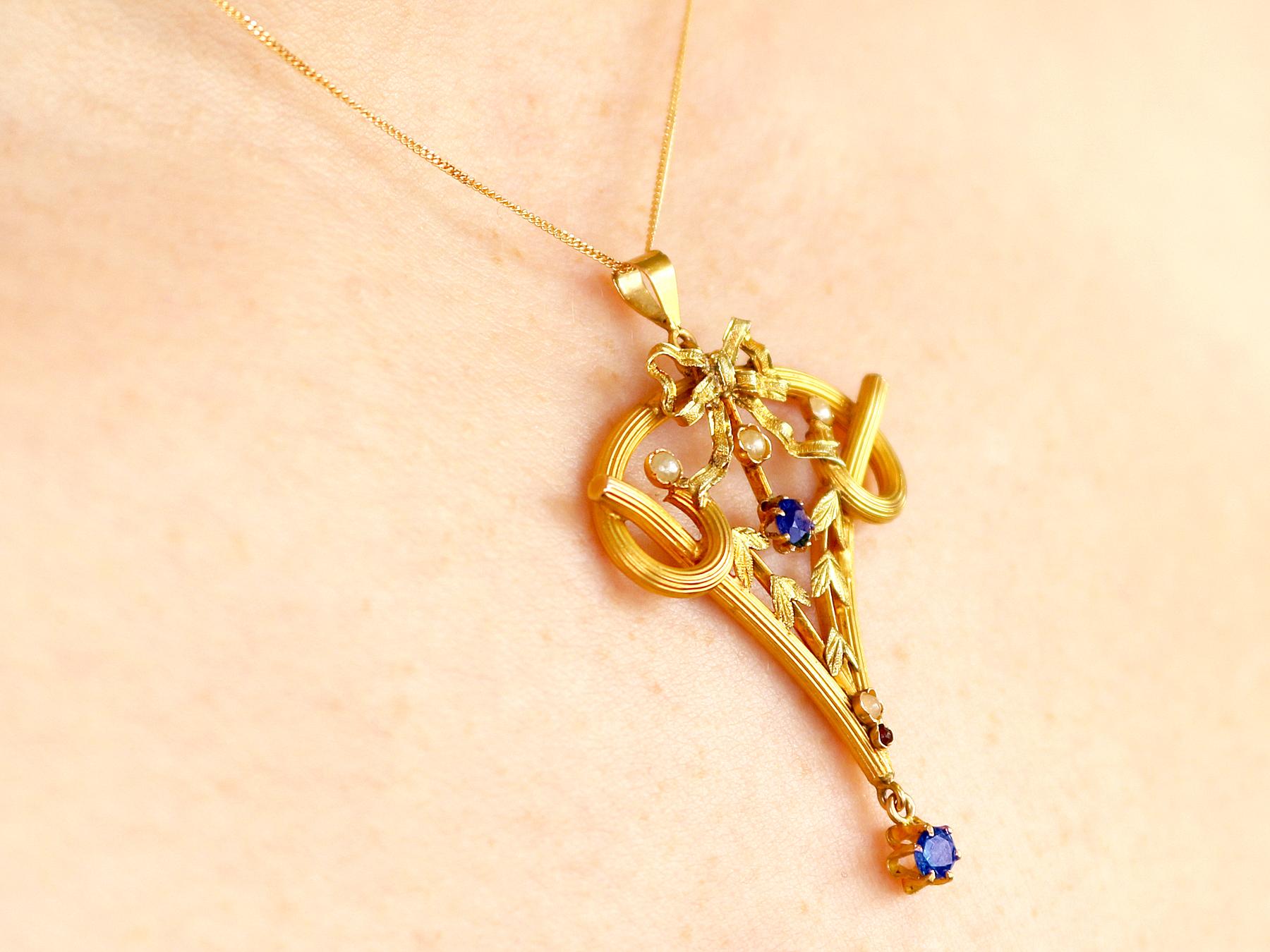 Ciondolo Art Nouveau in oro giallo 21k con rubino, zaffiro e perle in vendita 3