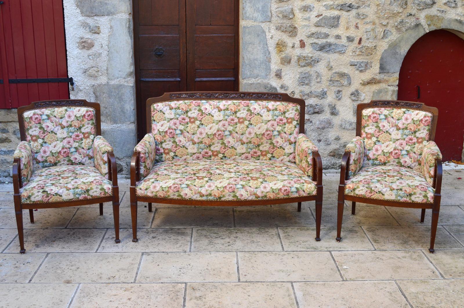 Wonderful salon set of 7 pieces in solid carved mahogany on a floral theme (roses):
-1 sofa
-2 armchairs
-4 chairs

Good general second-hand condition, requires a change of tissues and some small restorations of use.

Measures: Sofa: Height