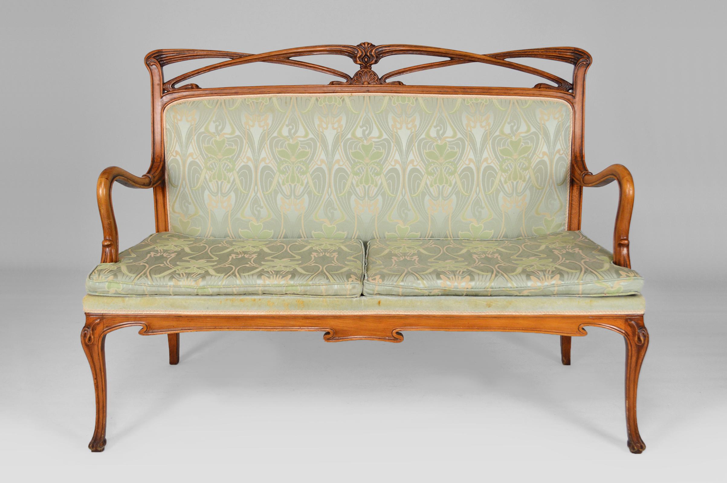 Superb salon set of 4 pieces in carved wood:

- 1 sofa / bench: 100 x 138 x 65 cm
- 2 armchairs: 100 x 61 x 63 cm
- 1 coffee table: 52 x 65 x 63 cm

Art Nouveau.
France, circa 1900.

In very good condition, the fabric is in good condition,