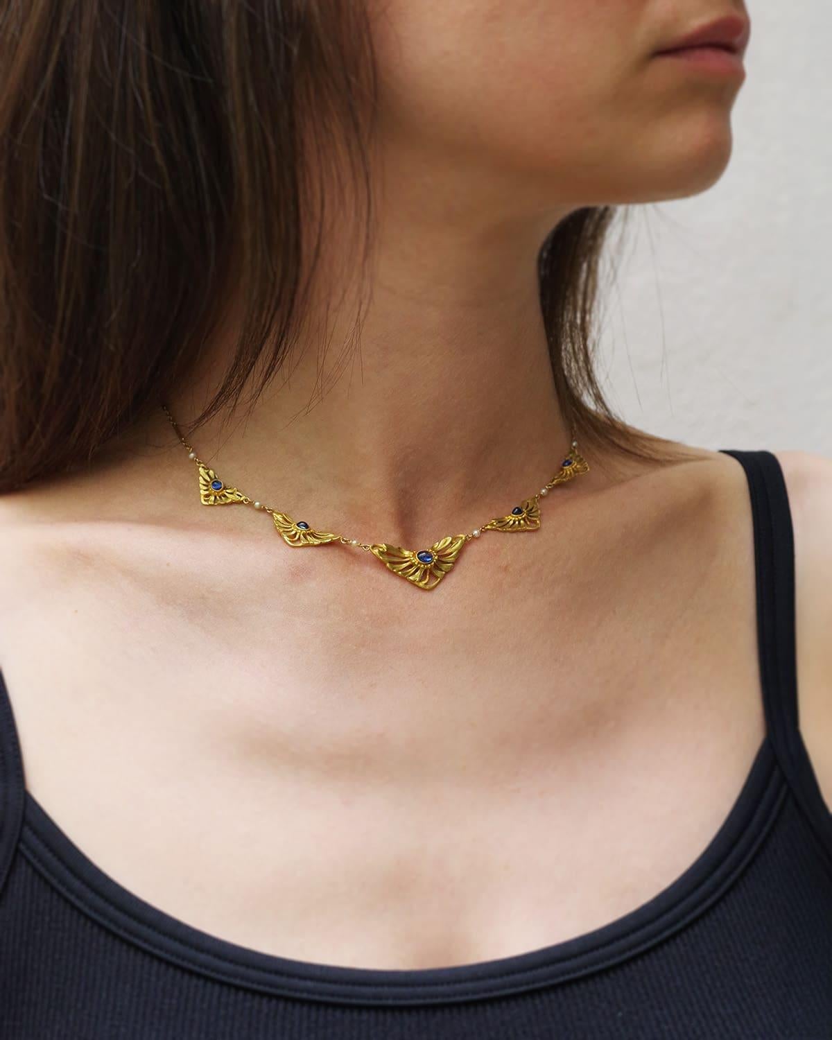 Cabochon Collana Art Nouveau con drappeggio di fiori di zaffiro, oro 18 carati in vendita
