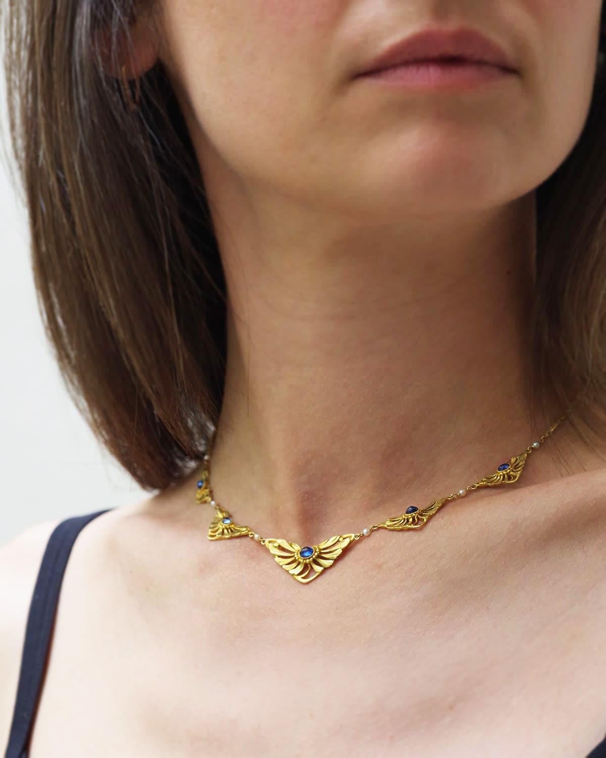 Donna Collana Art Nouveau con drappeggio di fiori di zaffiro, oro 18 carati in vendita