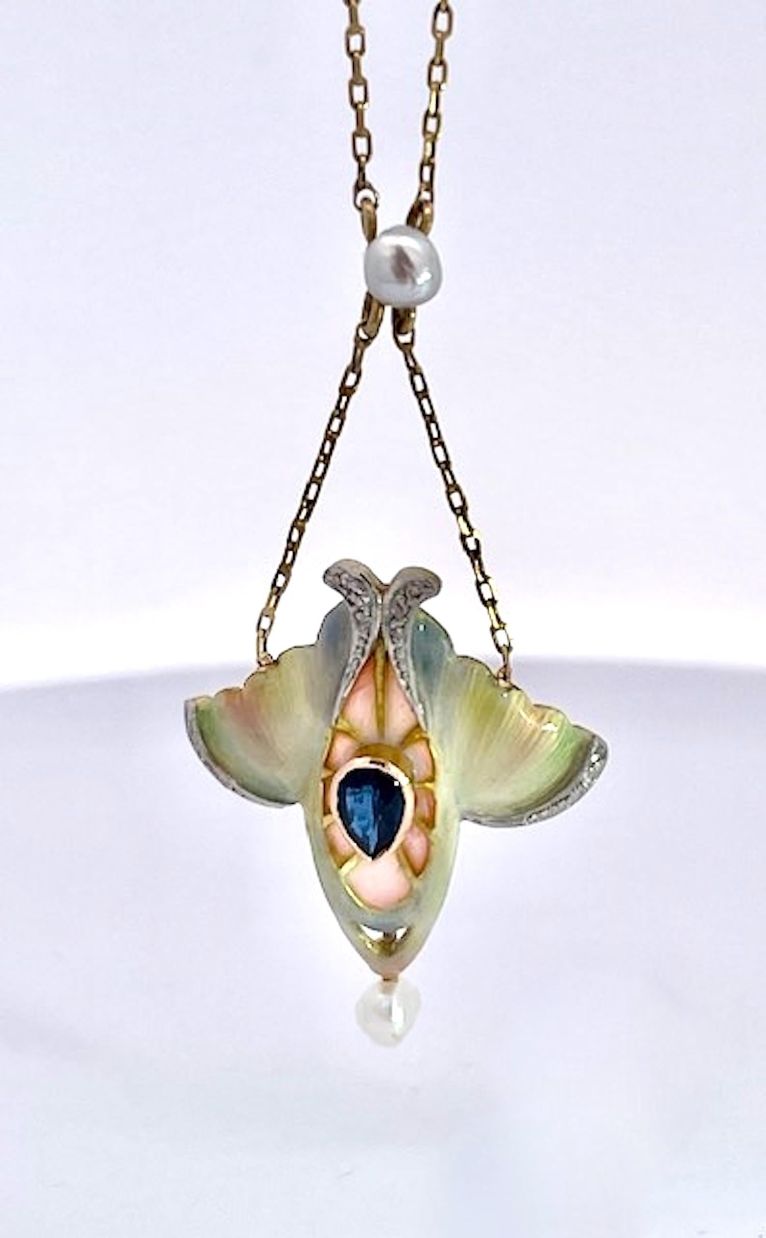 Taglio ovale Ciondolo Art Nouveau con zaffiro, perla e smalto 14K in vendita