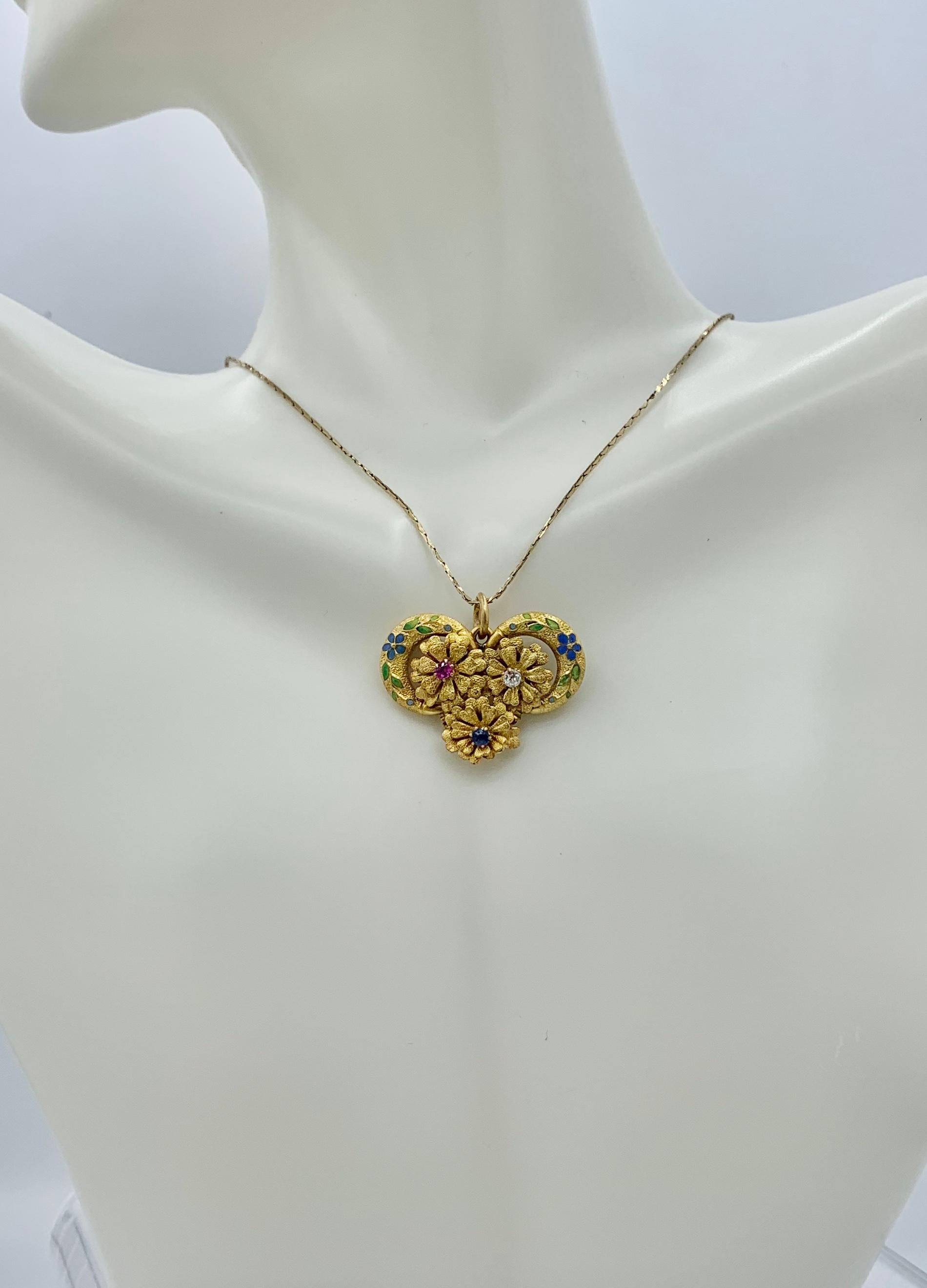 Art Nouveau Zafiro Rubí Diamante Esmalte Colgante Flor Collar Oro 14 Kilates en Excelente estado para la venta en New York, NY