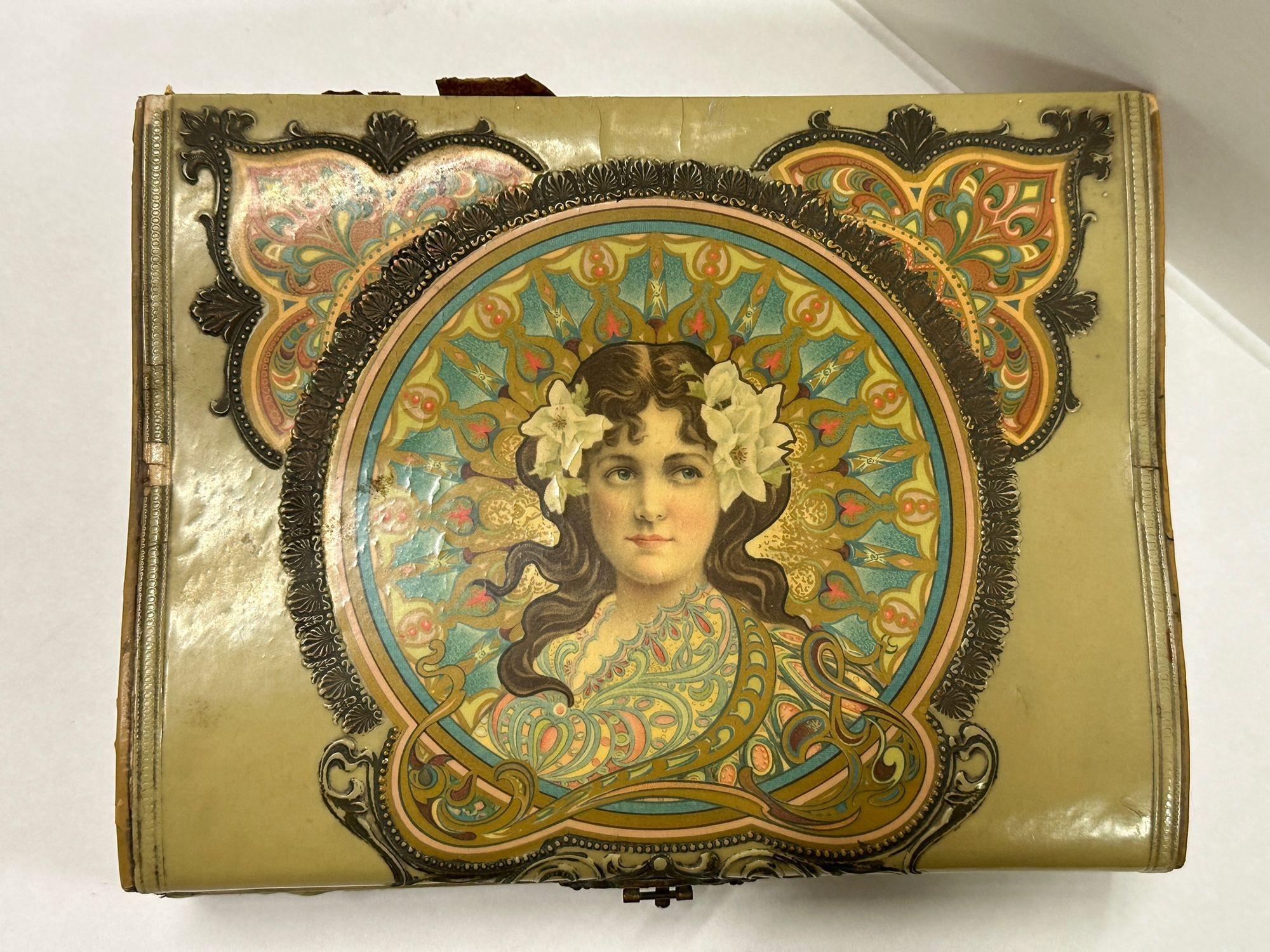 Art nouveau Boîte à bijoux Art Nouveau doublée de satin avec/ Portrait sur le couvercle en vente
