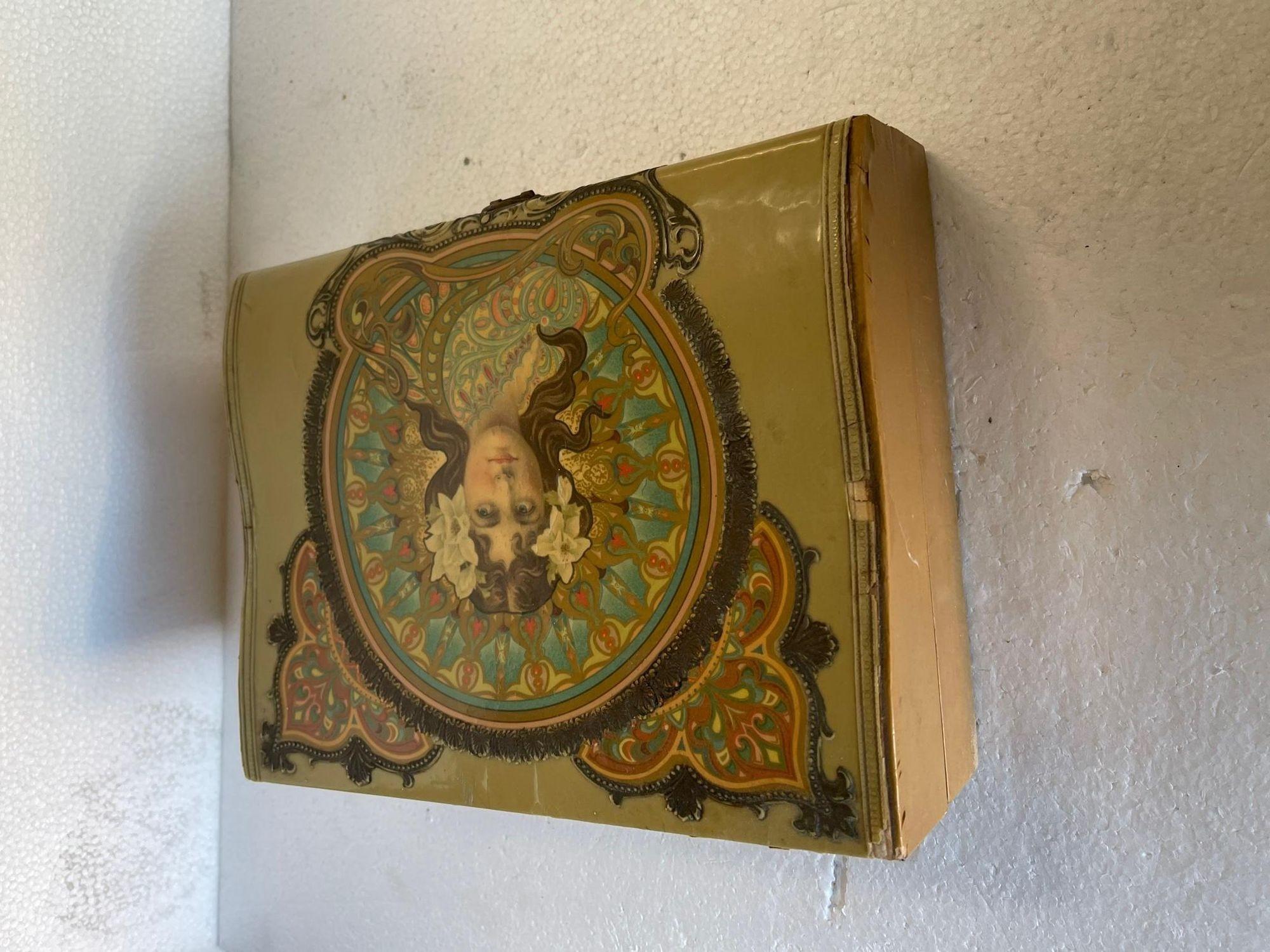 Bois Boîte à bijoux Art Nouveau doublée de satin avec/ Portrait sur le couvercle en vente