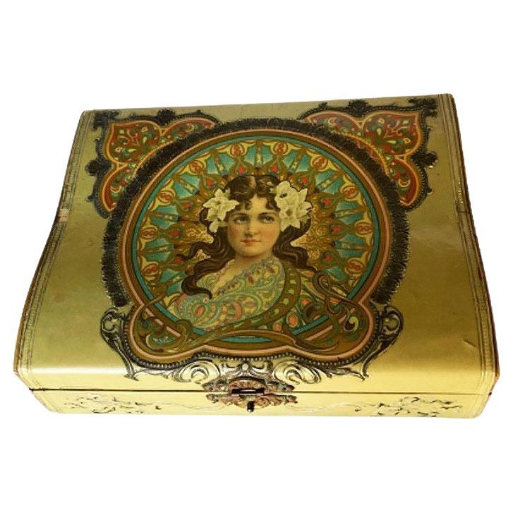 Boîte à bijoux Art Nouveau doublée de satin avec/ Portrait sur le couvercle en vente