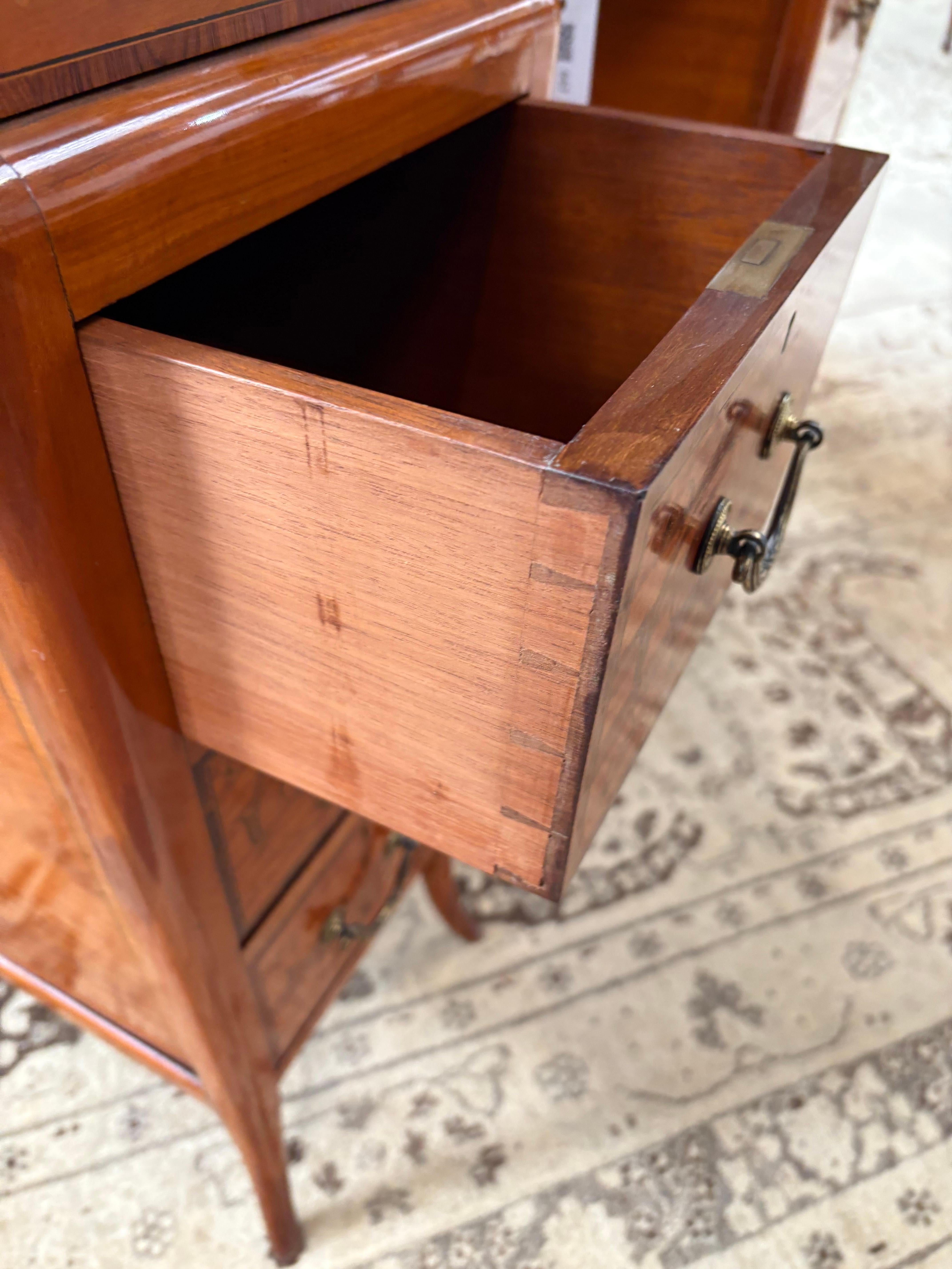 Francese Tavolo da scrittura Art Nouveau in legno di raso e intarsiato dei primi del '900 Qualità eccezionale in vendita