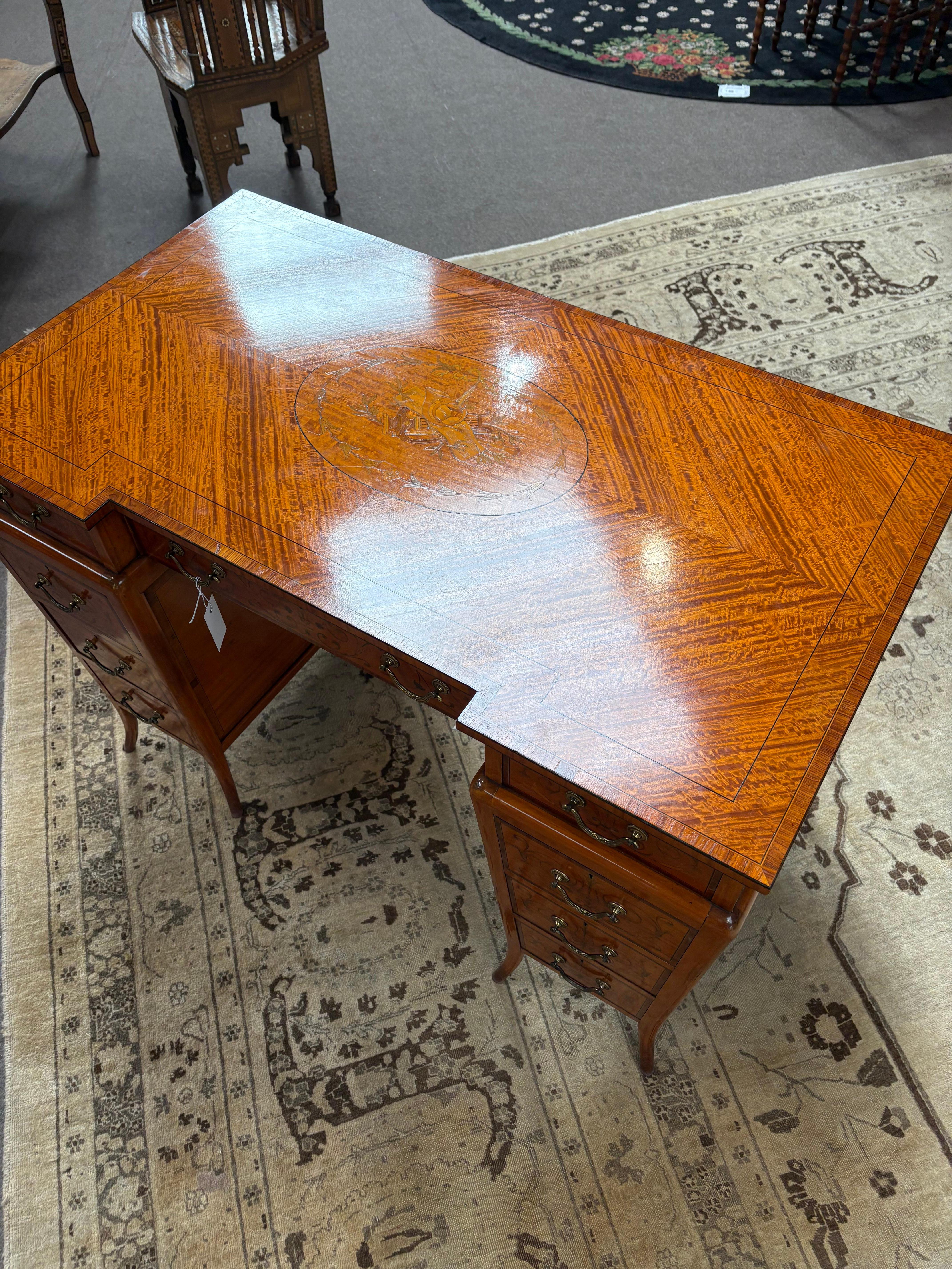 Tavolo da scrittura Art Nouveau in legno di raso e intarsiato dei primi del '900 Qualità eccezionale In condizioni buone in vendita a London, GB