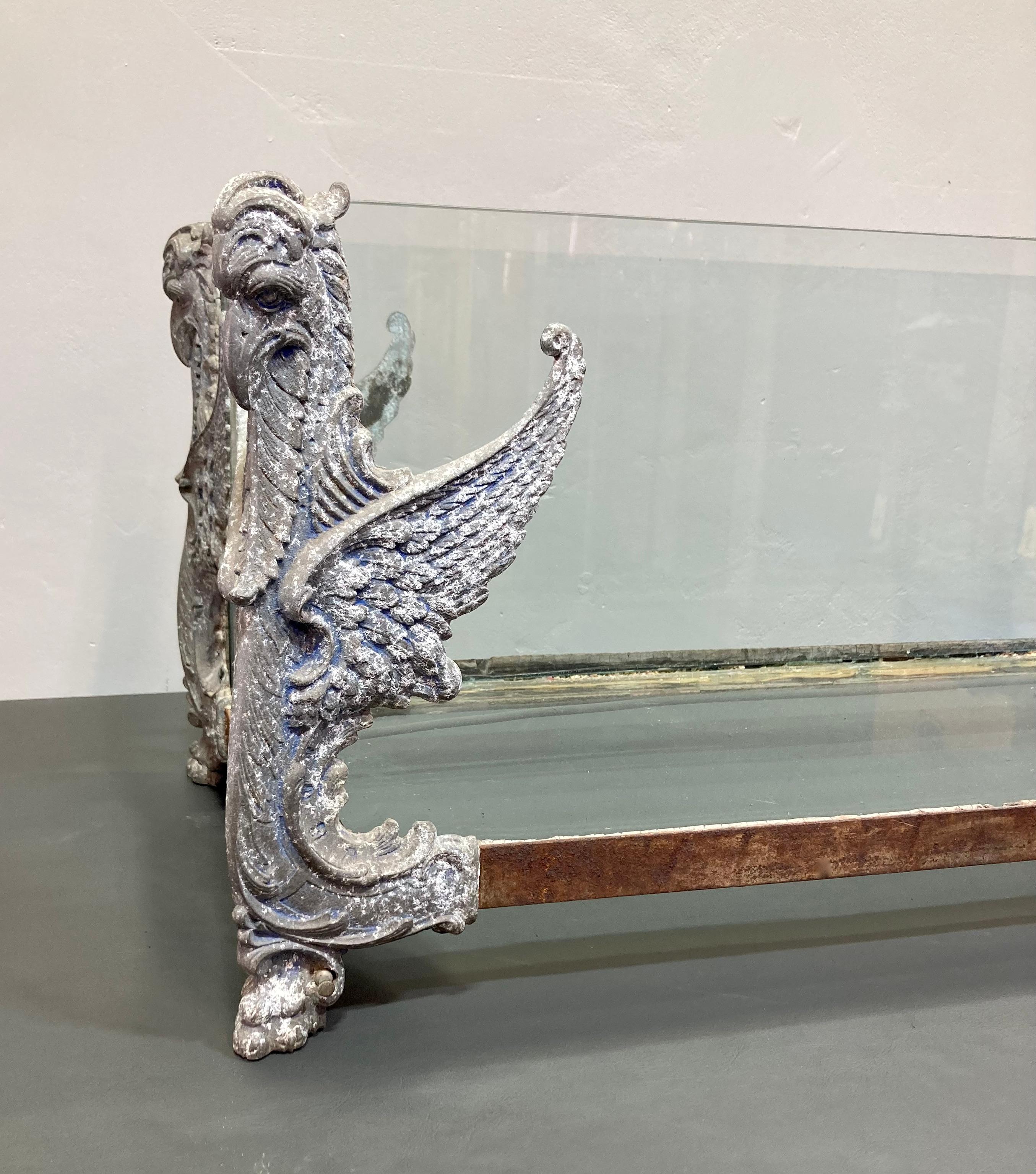 Probablement un aquarium Art nouveau des années 1920/30, en fonte d'aluminium et en fer. Les piédestaux d'angle Condit sont magnifiquement moulés et en excellent état. Les cinq feuilles de verre sont intactes et la pièce est prête à être utilisée