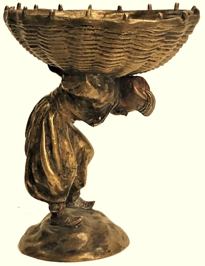 Jugendstil-Skulptur- Candy Bowl aus vergoldeter Wiener Bronze, um 1900 (Gegossen) im Angebot