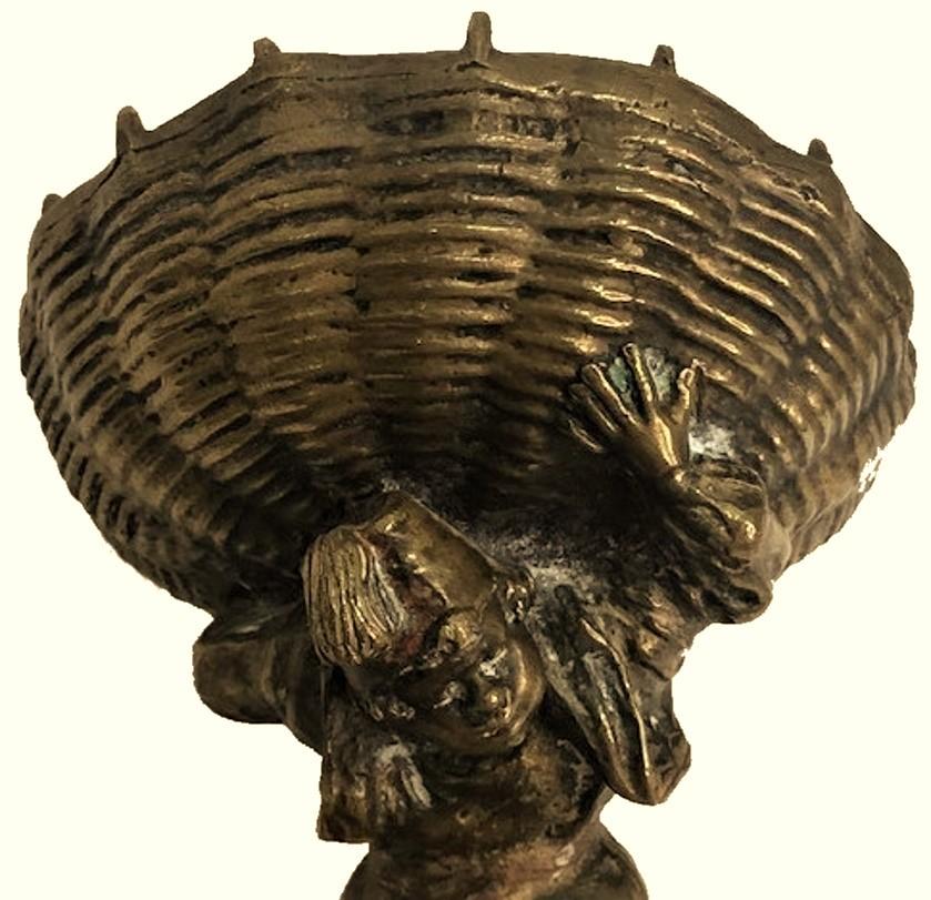 Bombonera escultórica Art Nouveau de bronce dorado de Vienna Bronze, ca. 1900 en venta 2