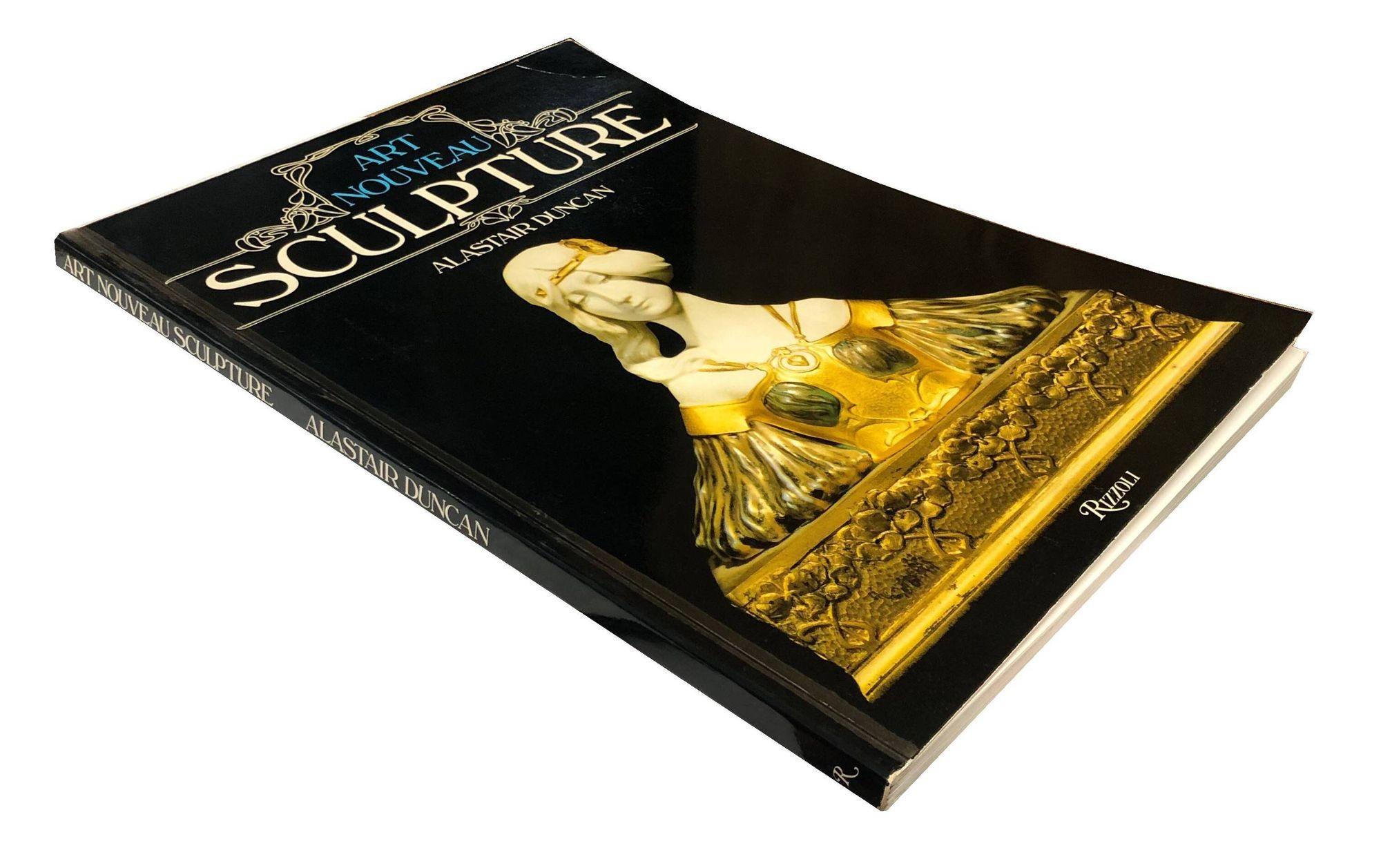 Art Nouveau par Alastair Duncan offre une exploration luxuriante de ce mouvement artistique transformateur, présentant des exemples exquis de verre, de meubles et de bijoux qui définissent son élégance organique. Grâce à de riches illustrations et à