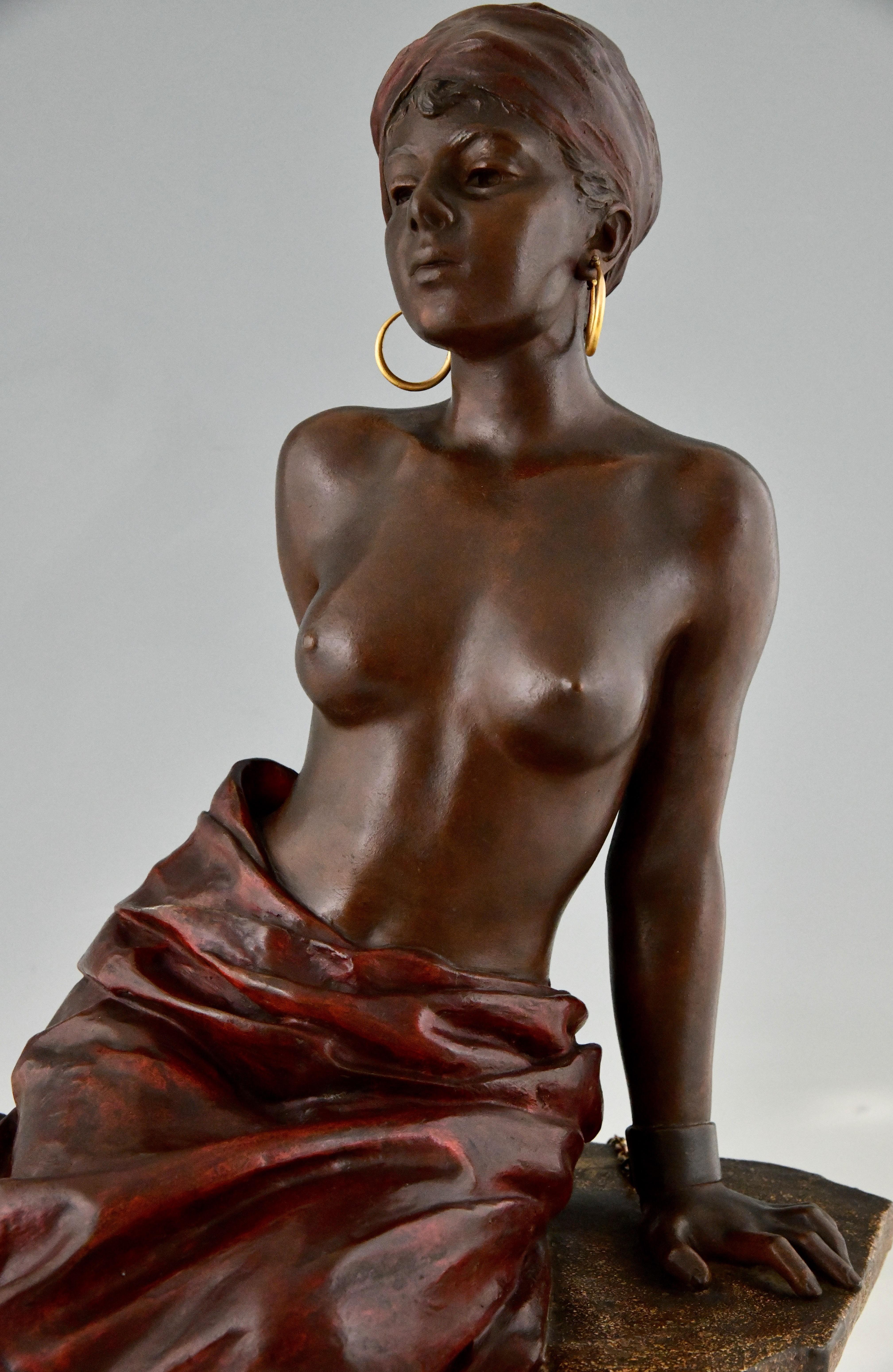 Sculpture Art nouveau représentant une jeune esclave nue assise par Emmanuel Villanis, France, 1900. 3