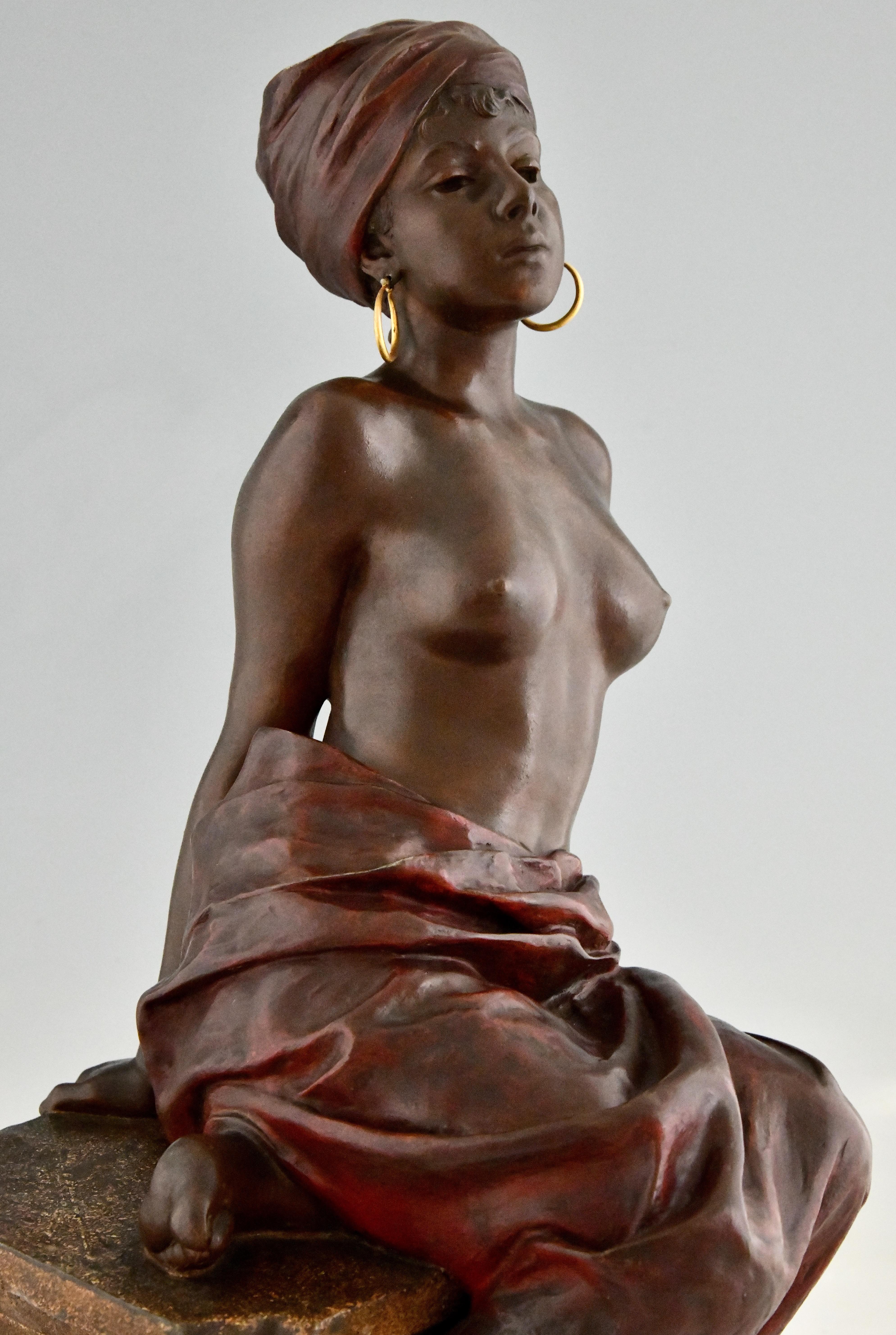 Sculpture Art nouveau représentant une jeune esclave nue assise par Emmanuel Villanis, France, 1900. 4