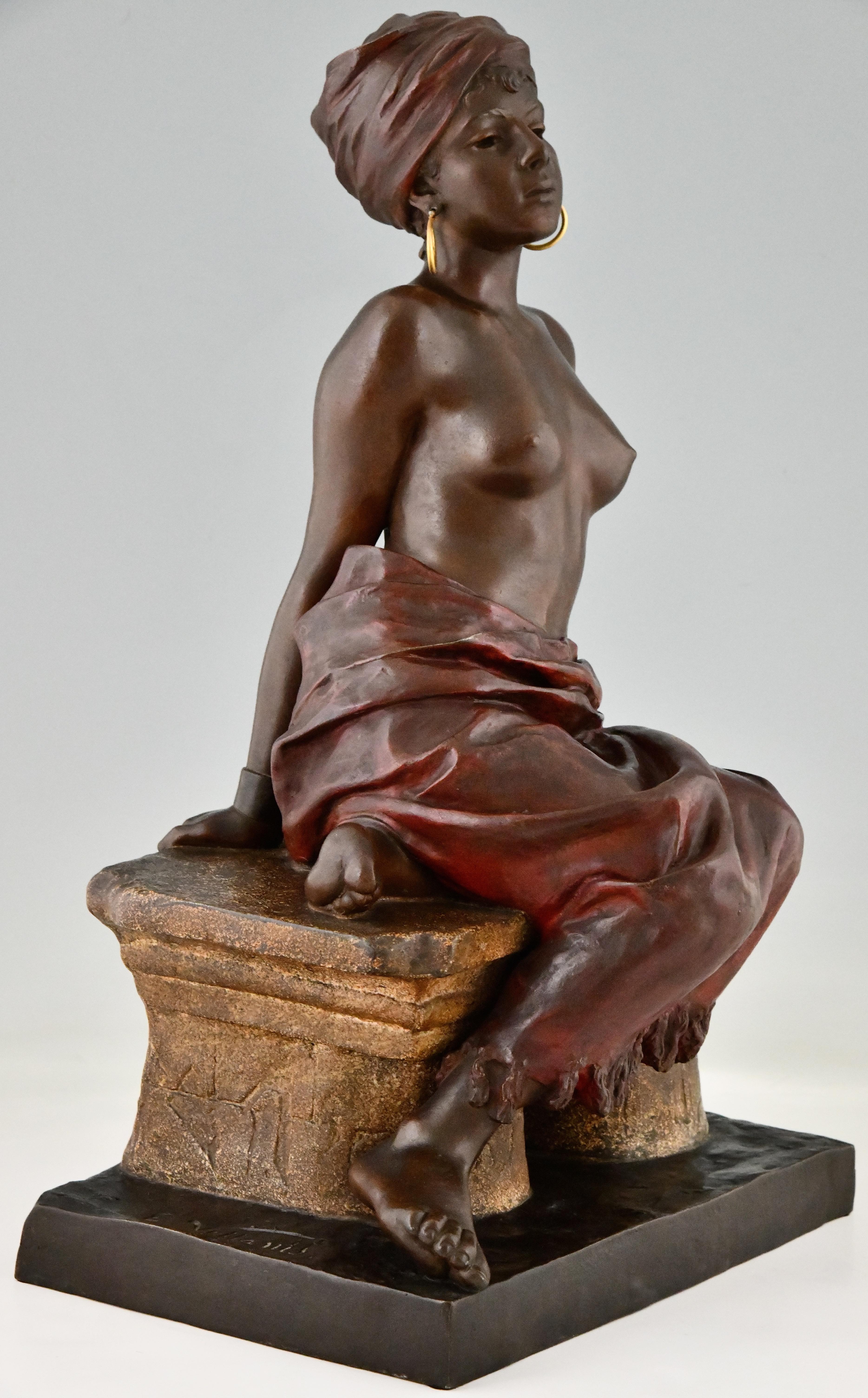 Français Sculpture Art nouveau représentant une jeune esclave nue assise par Emmanuel Villanis, France, 1900.