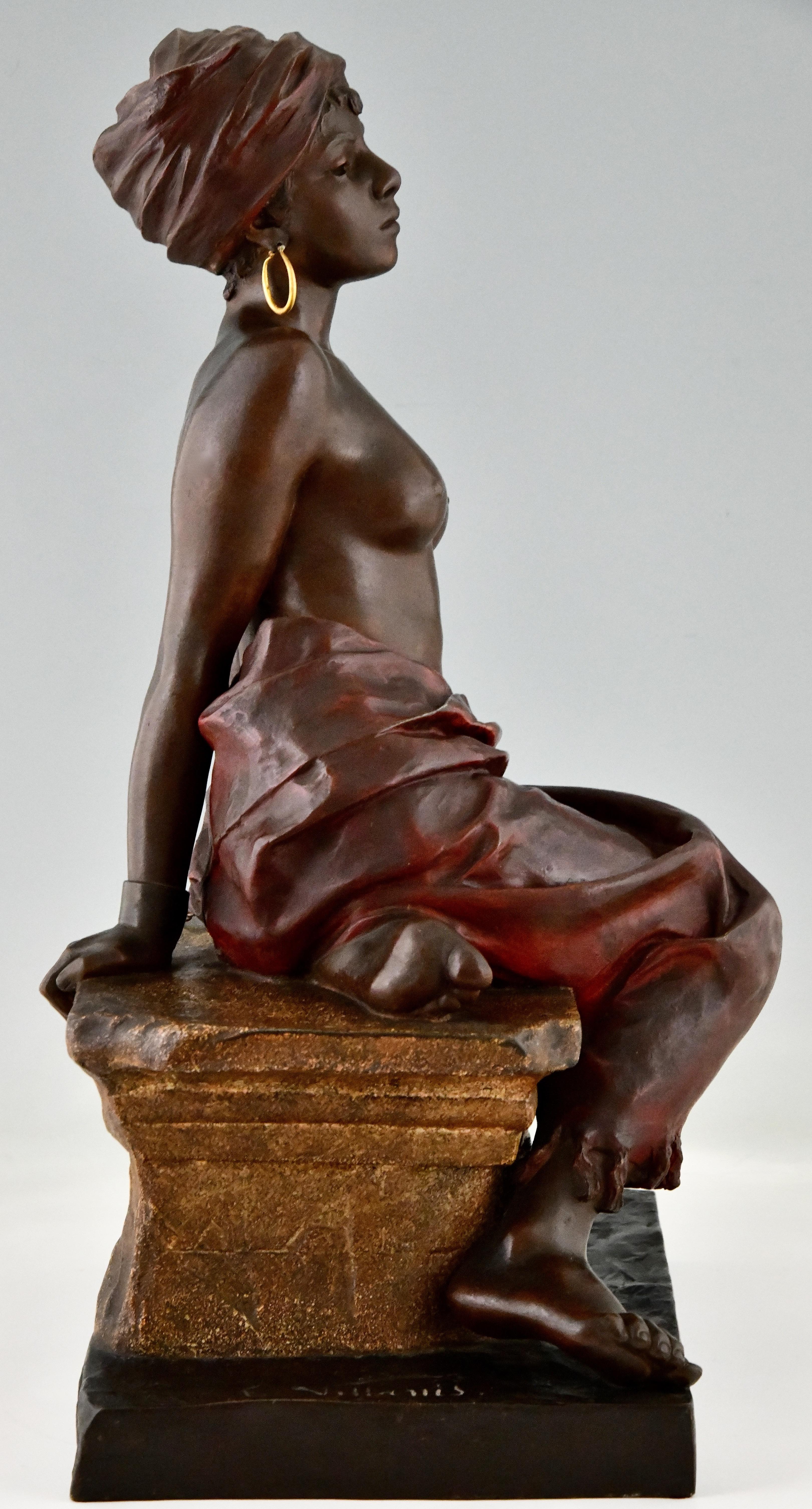 Patiné Sculpture Art nouveau représentant une jeune esclave nue assise par Emmanuel Villanis, France, 1900.