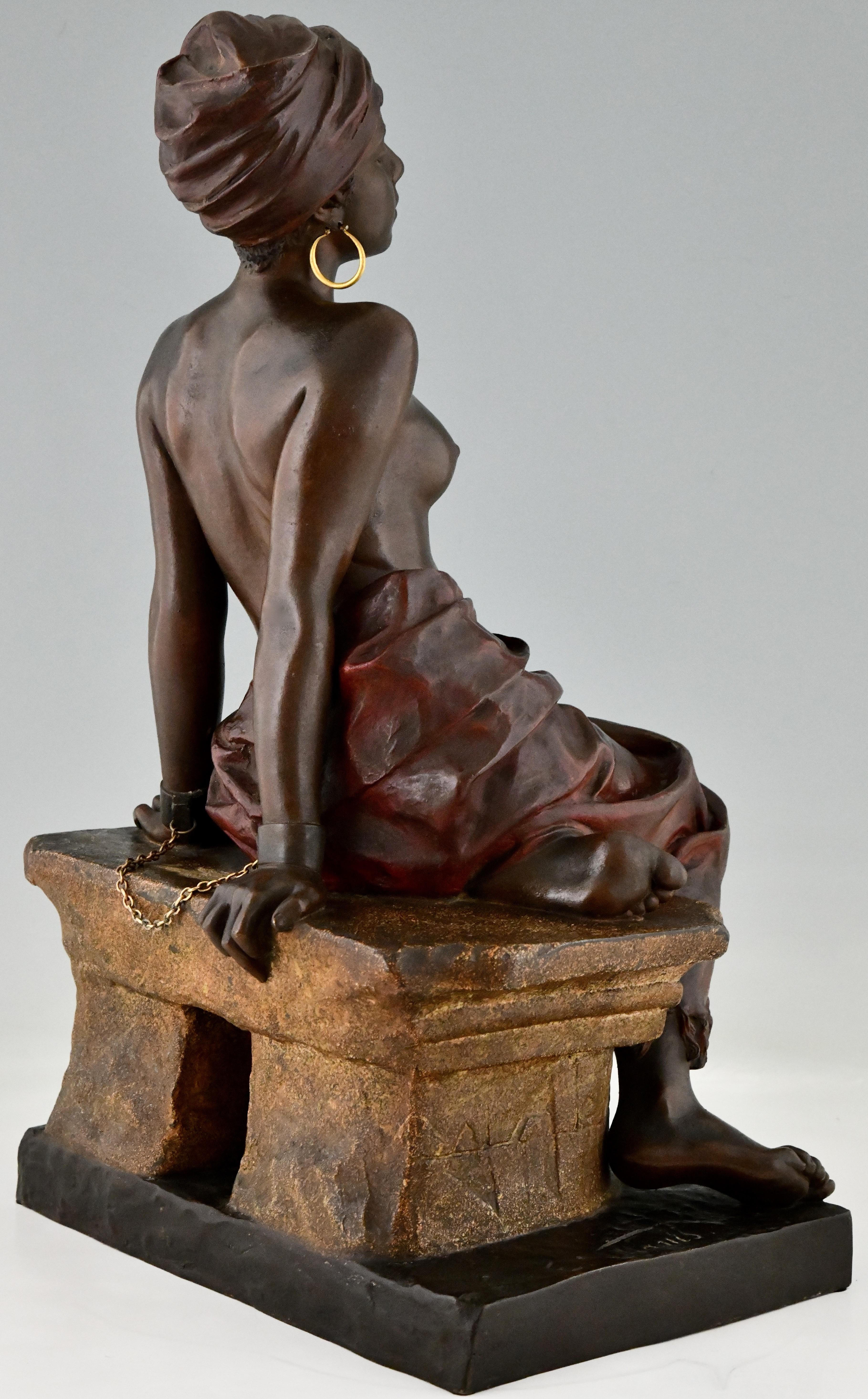 Sculpture Art nouveau représentant une jeune esclave nue assise par Emmanuel Villanis, France, 1900. Bon état à Antwerp, BE