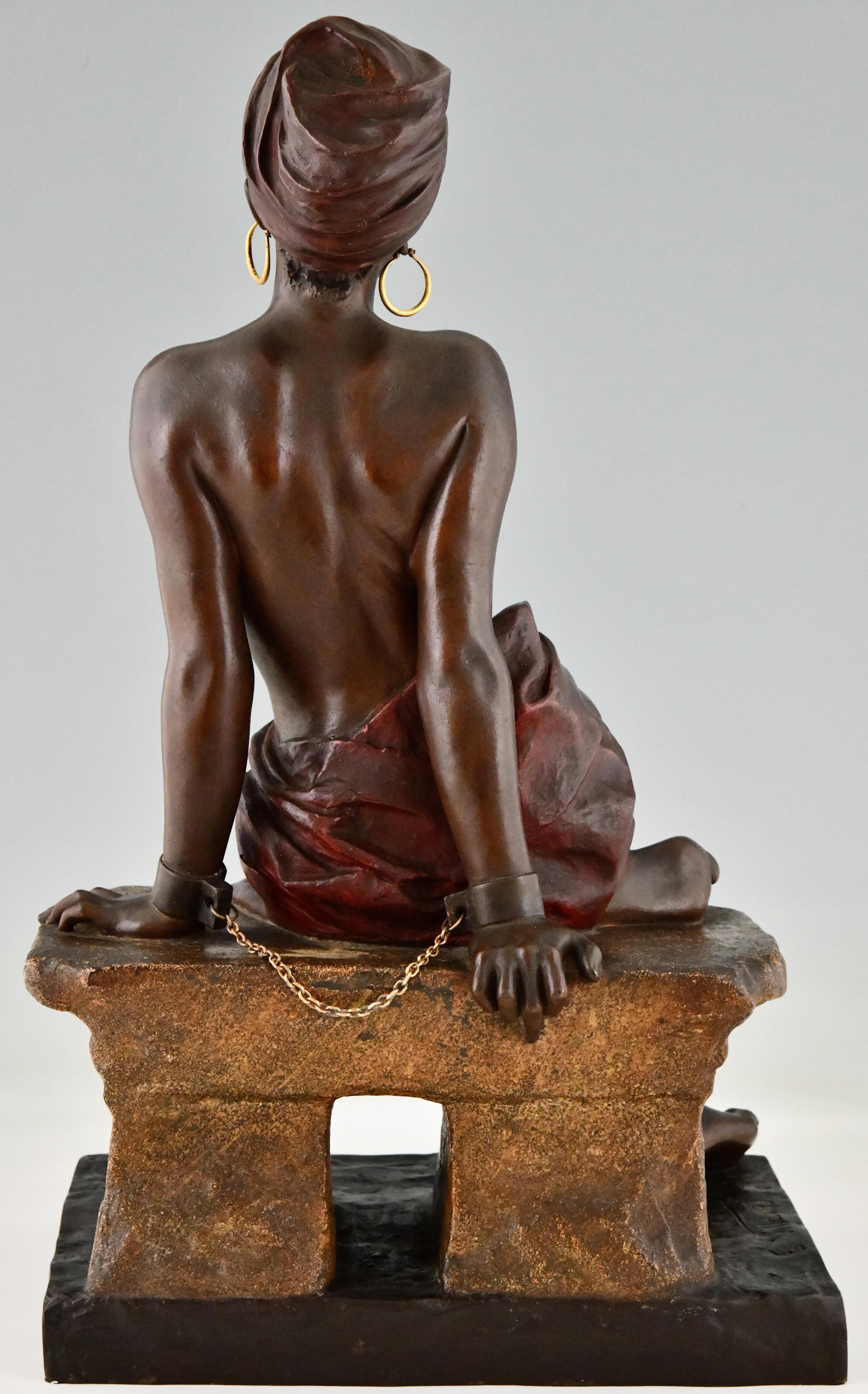 Début du 20ème siècle Sculpture Art nouveau représentant une jeune esclave nue assise par Emmanuel Villanis, France, 1900.