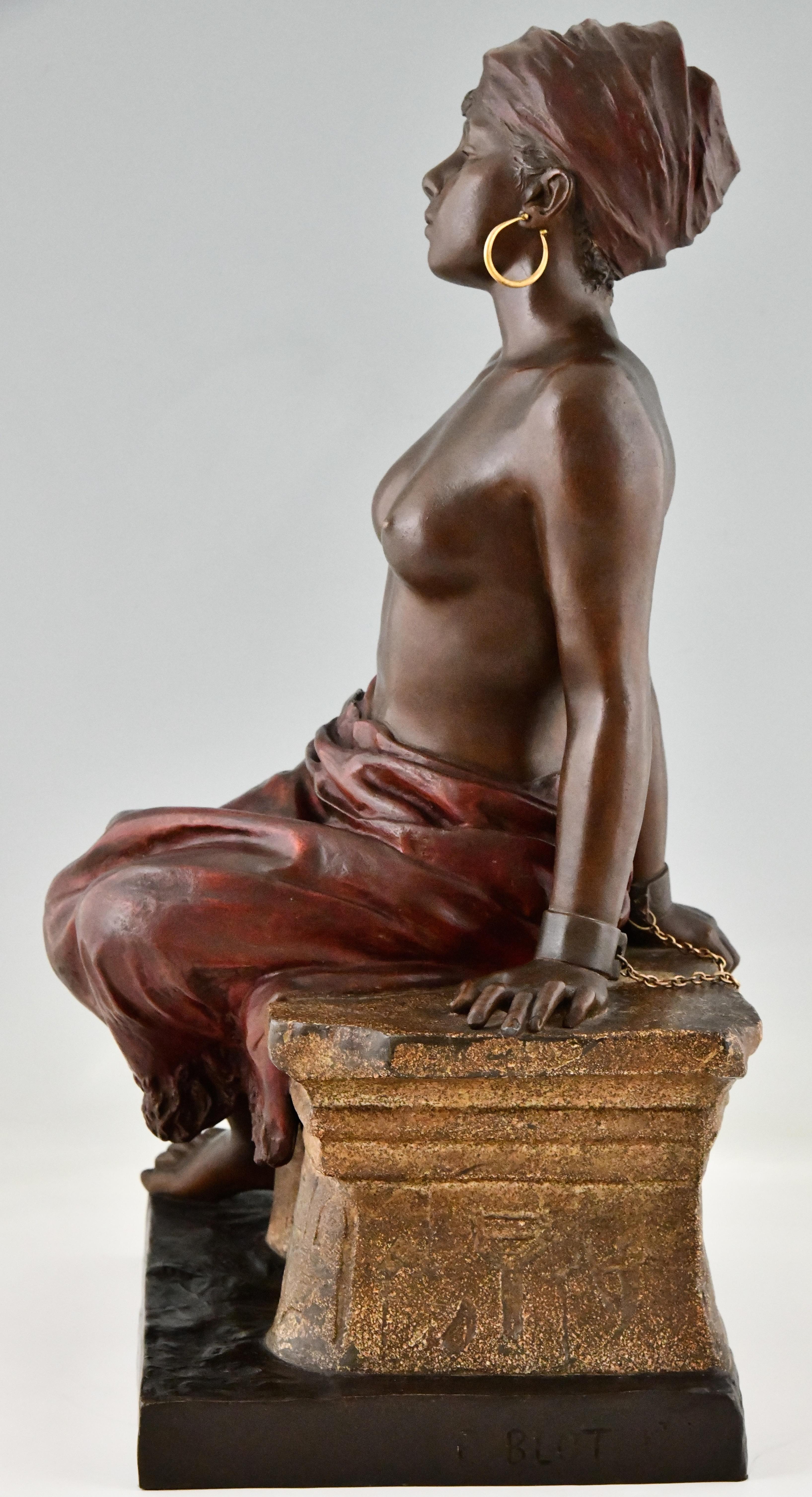 Métal Sculpture Art nouveau représentant une jeune esclave nue assise par Emmanuel Villanis, France, 1900.