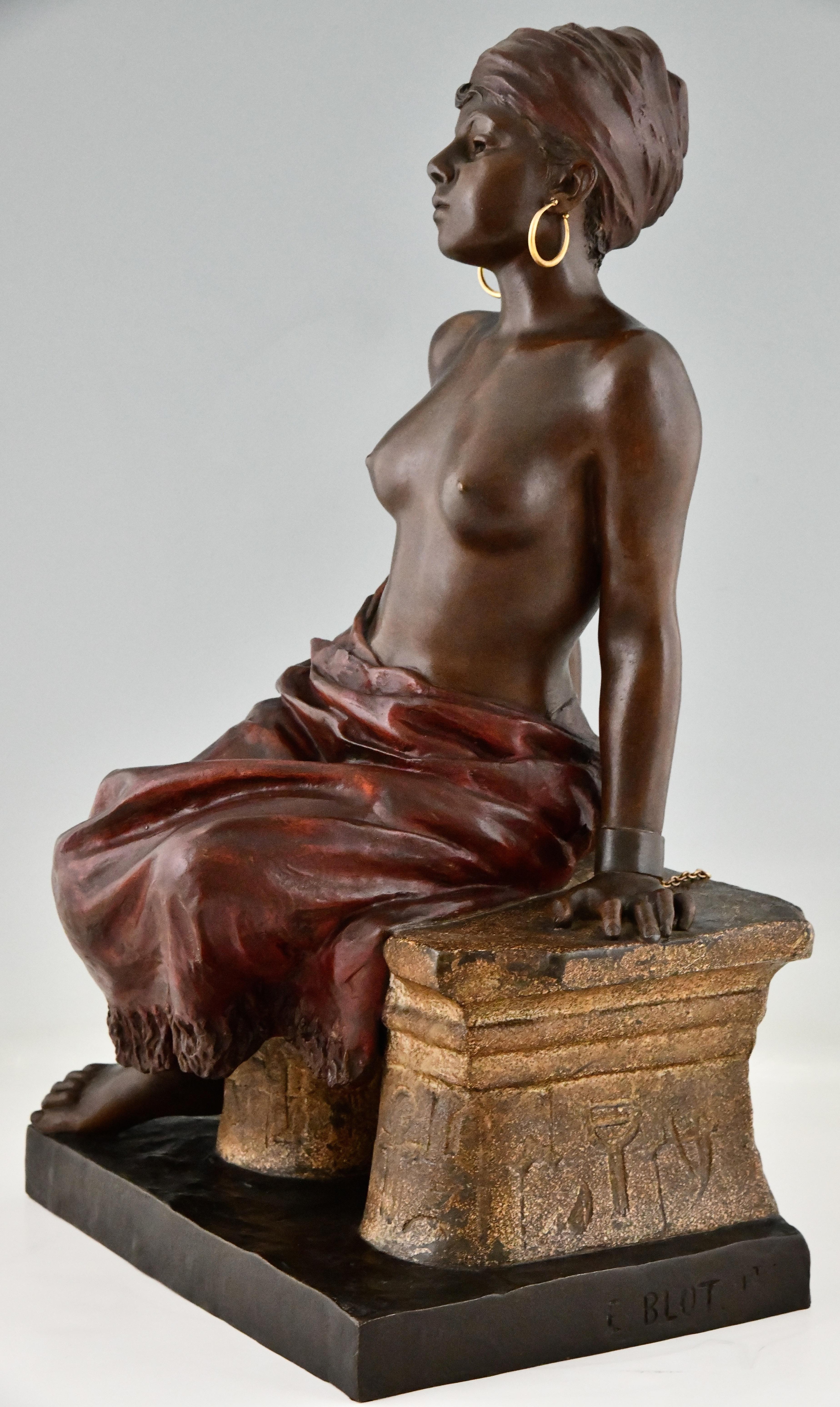 Sculpture Art nouveau représentant une jeune esclave nue assise par Emmanuel Villanis, France, 1900. 1