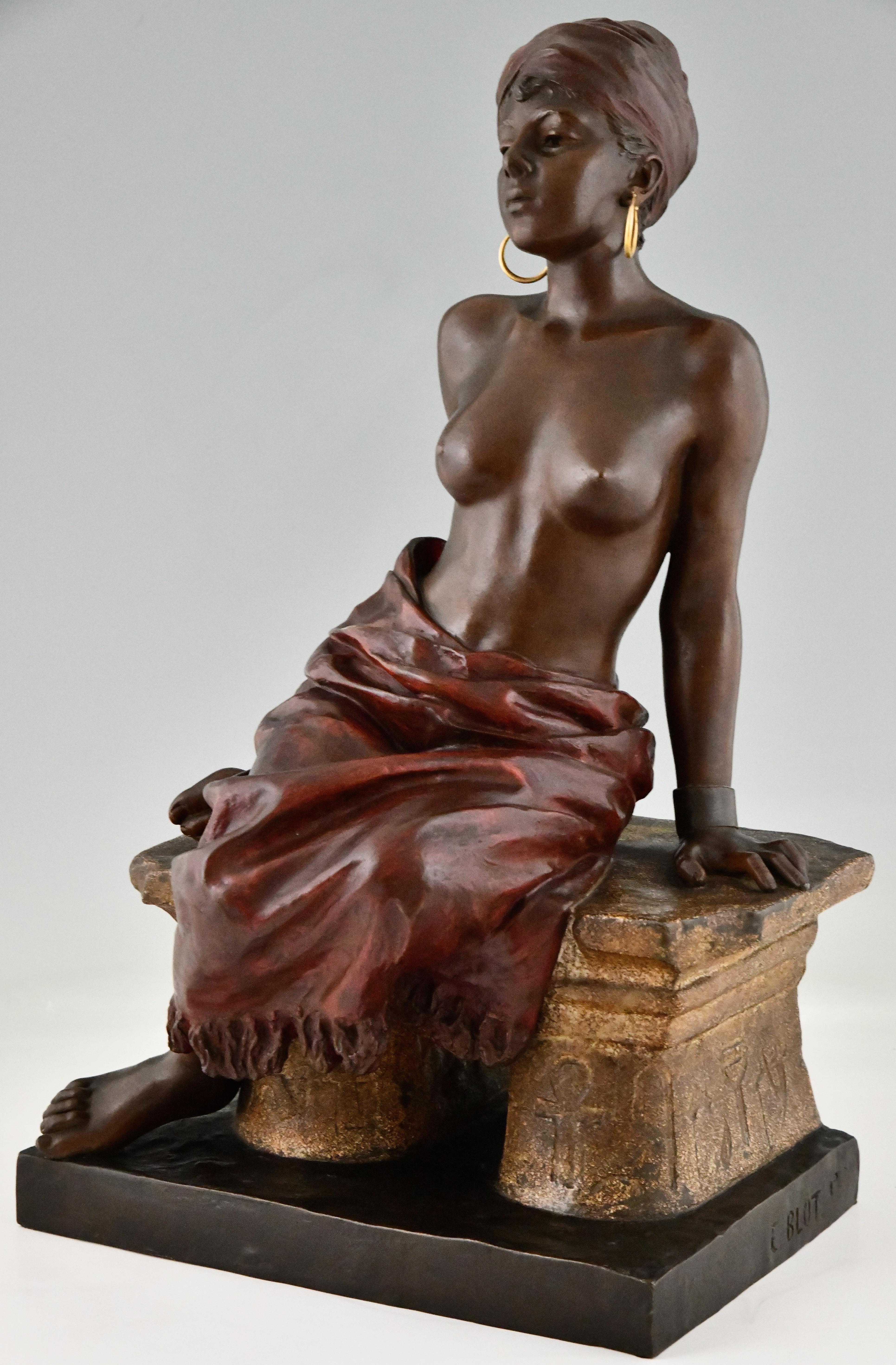 Sculpture Art nouveau représentant une jeune esclave nue assise par Emmanuel Villanis, France, 1900. 2